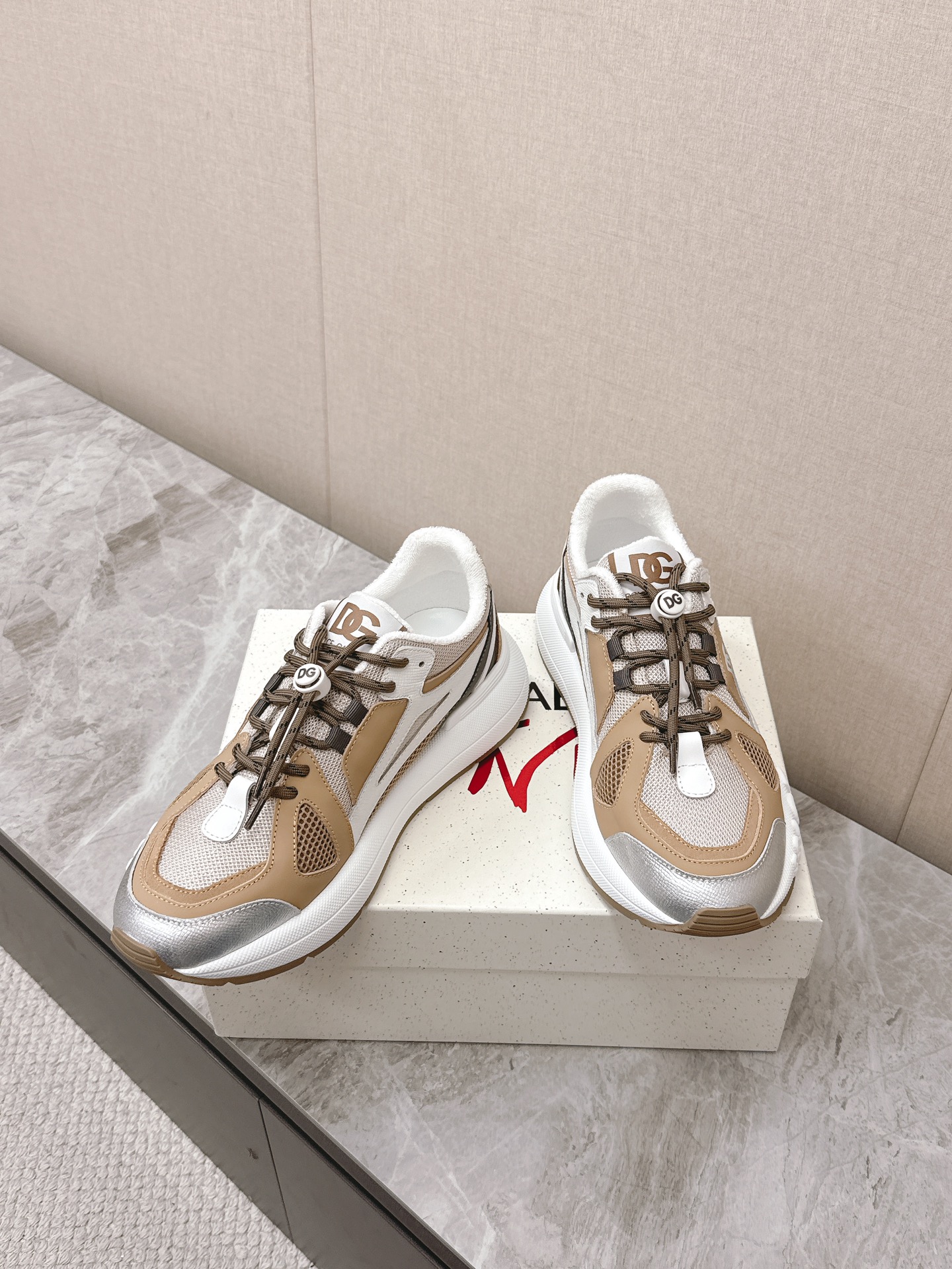Dolce&Gabbana Las nuevas zapatillas casual para pareja de suela gruesa de Dolce&Gabbana se compraron