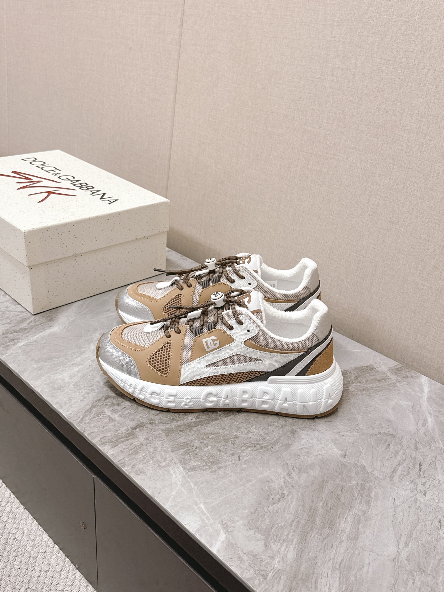 Dolce&Gabbana Las nuevas zapatillas casual para pareja de suela gruesa de Dolce&Gabbana se compraron