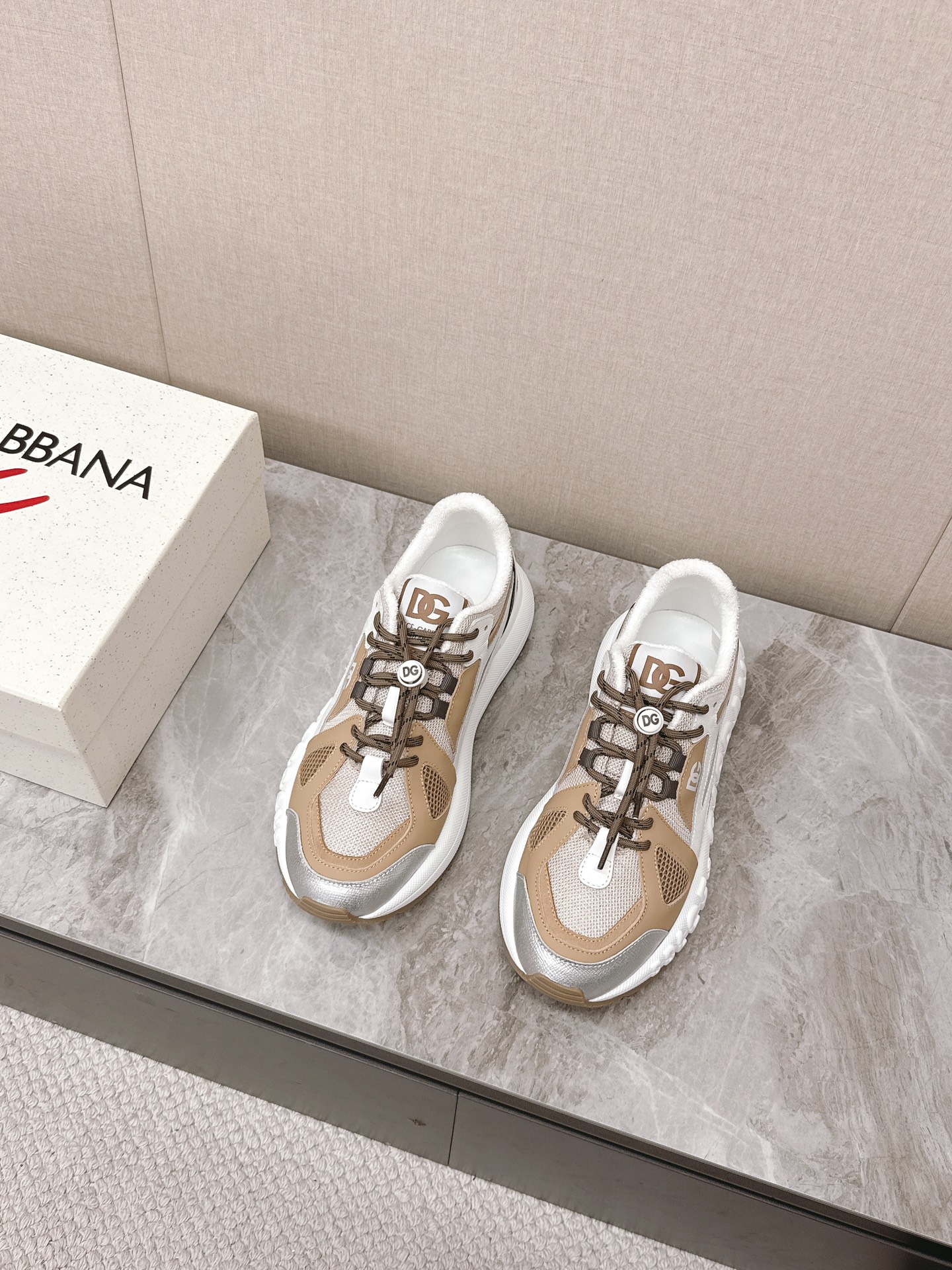 Dolce&Gabbana Las nuevas zapatillas casual para pareja de suela gruesa de Dolce&Gabbana se compraron