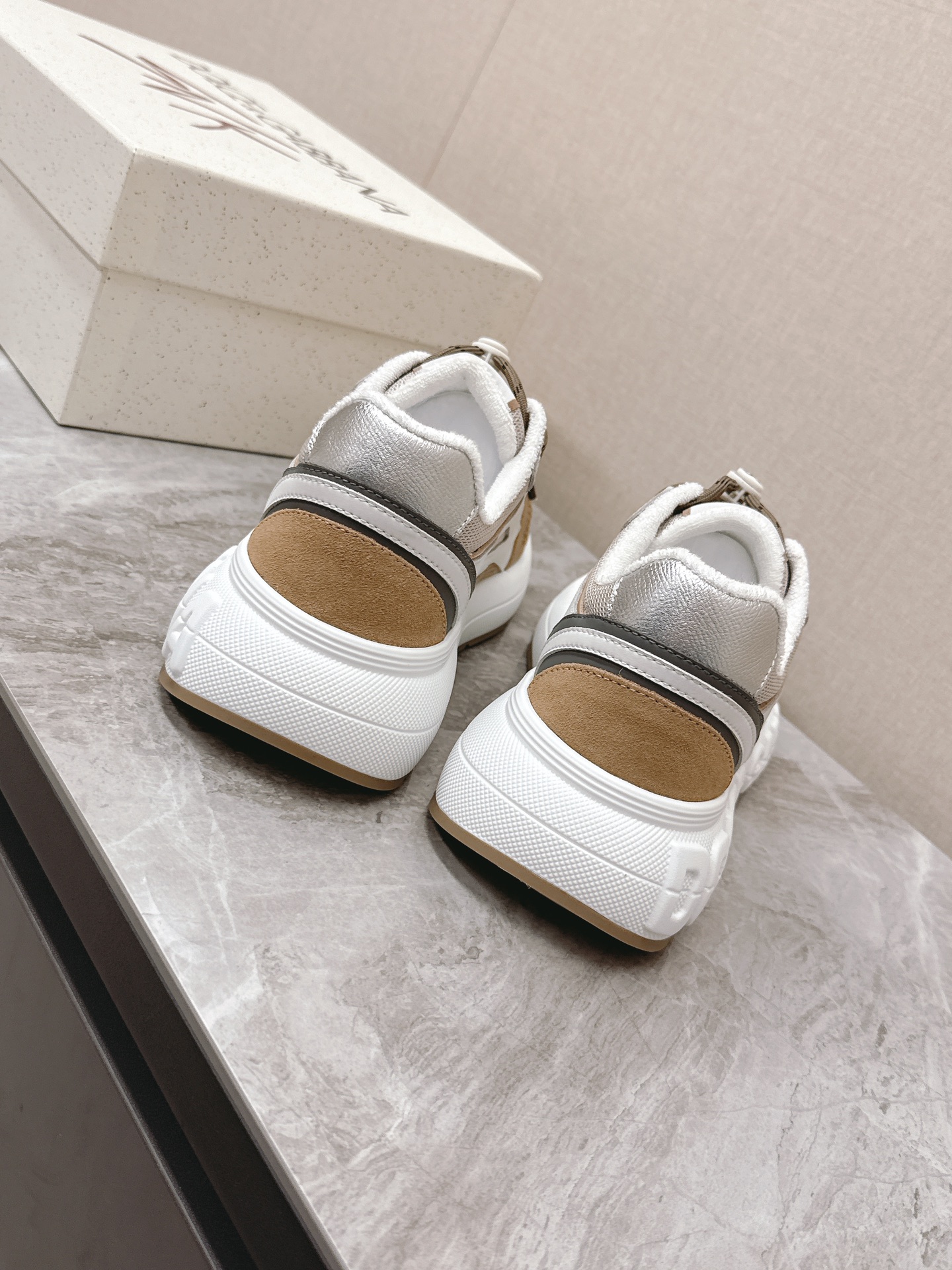 Dolce&Gabbana Las nuevas zapatillas casual para pareja de suela gruesa de Dolce&Gabbana se compraron