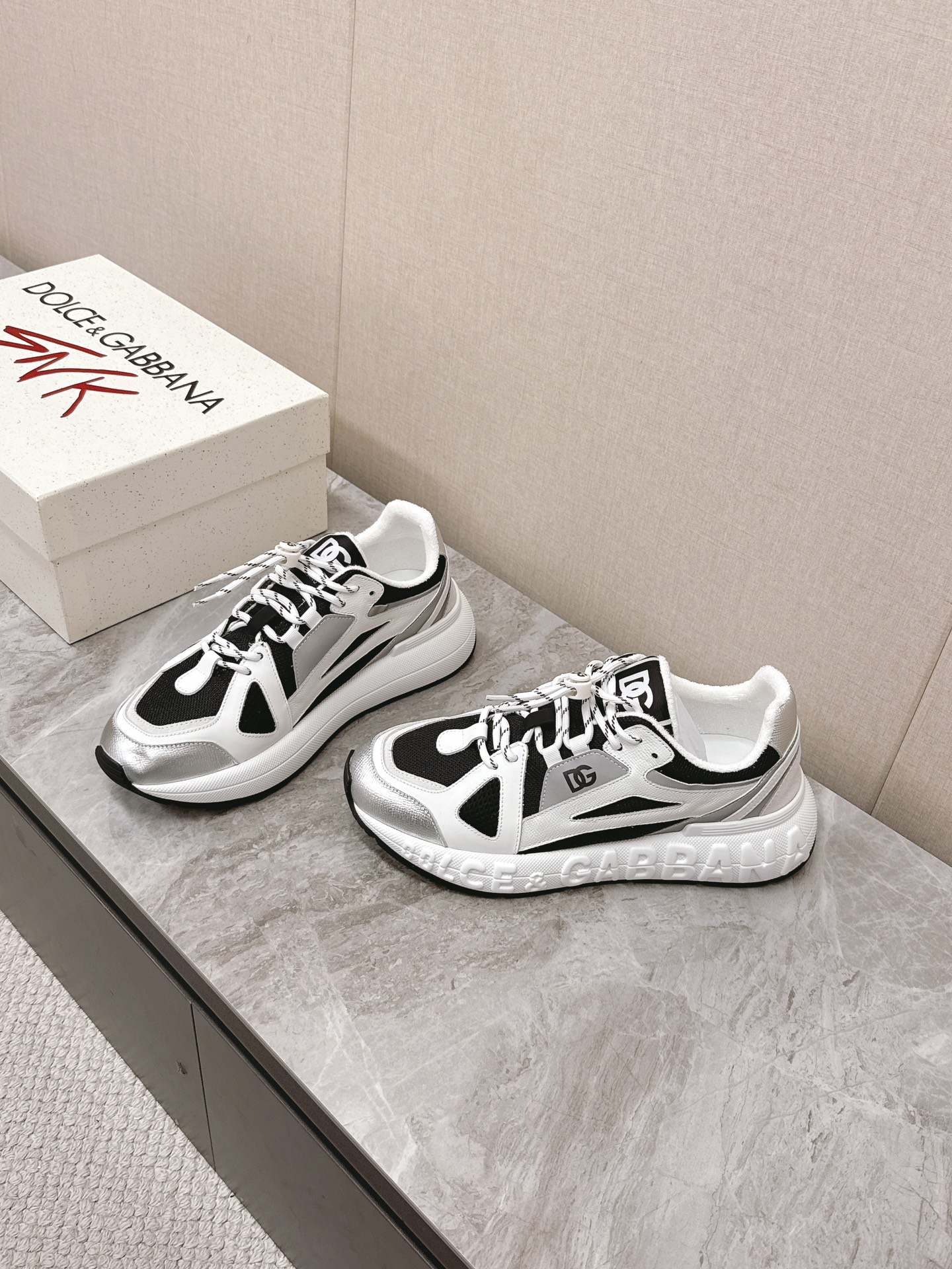 Dolce&Gabbana Las nuevas zapatillas casual para pareja de suela gruesa de Dolce&Gabbana se compraron