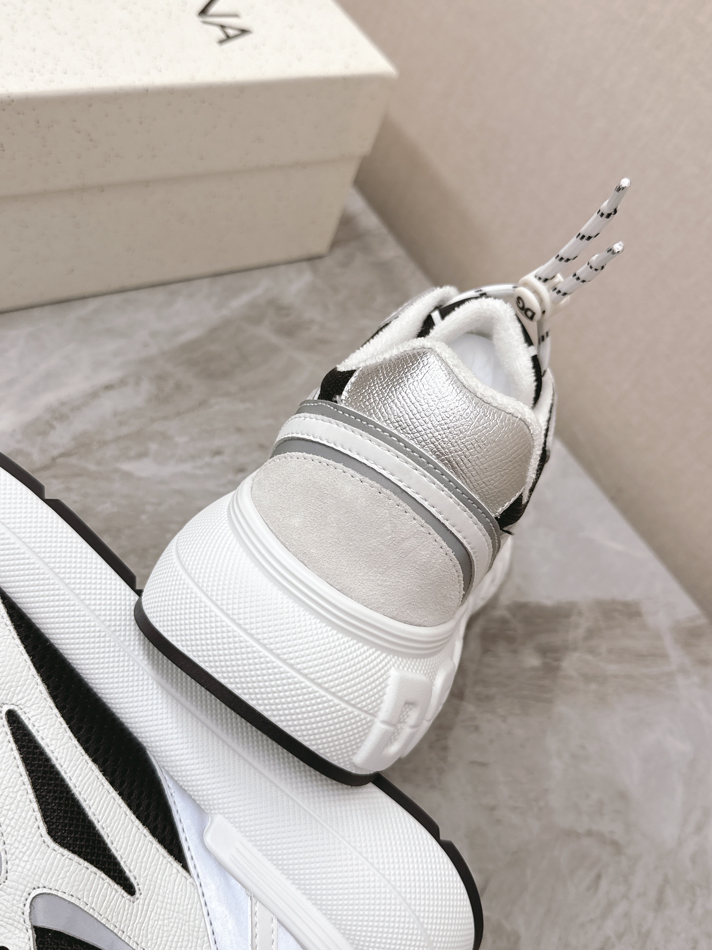 Dolce&Gabbana Las nuevas zapatillas casual para pareja de suela gruesa de Dolce&Gabbana se compraron