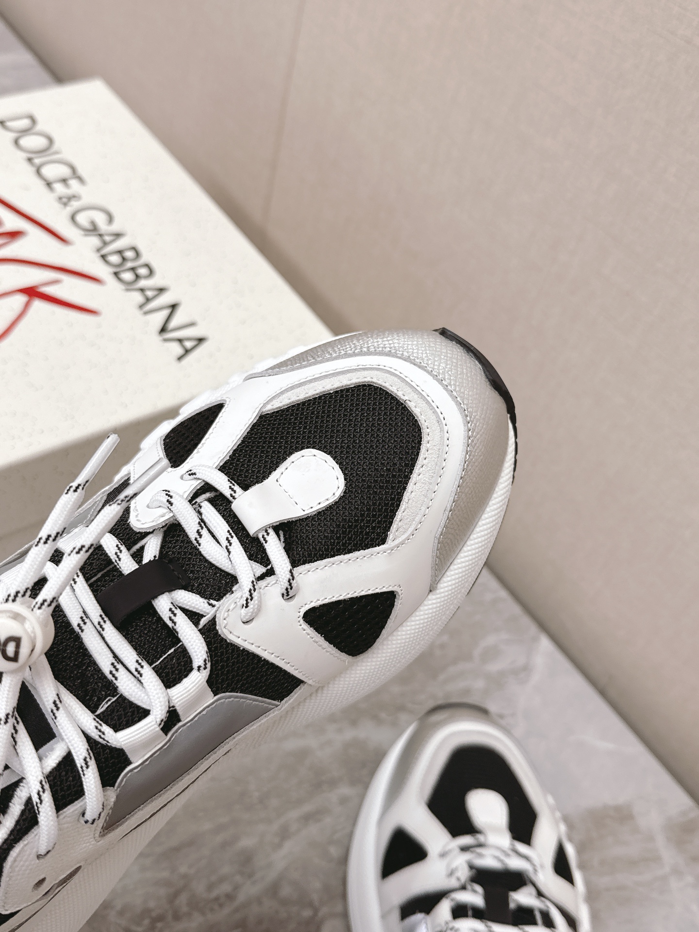 Dolce&Gabbana Las nuevas zapatillas casual para pareja de suela gruesa de Dolce&Gabbana se compraron