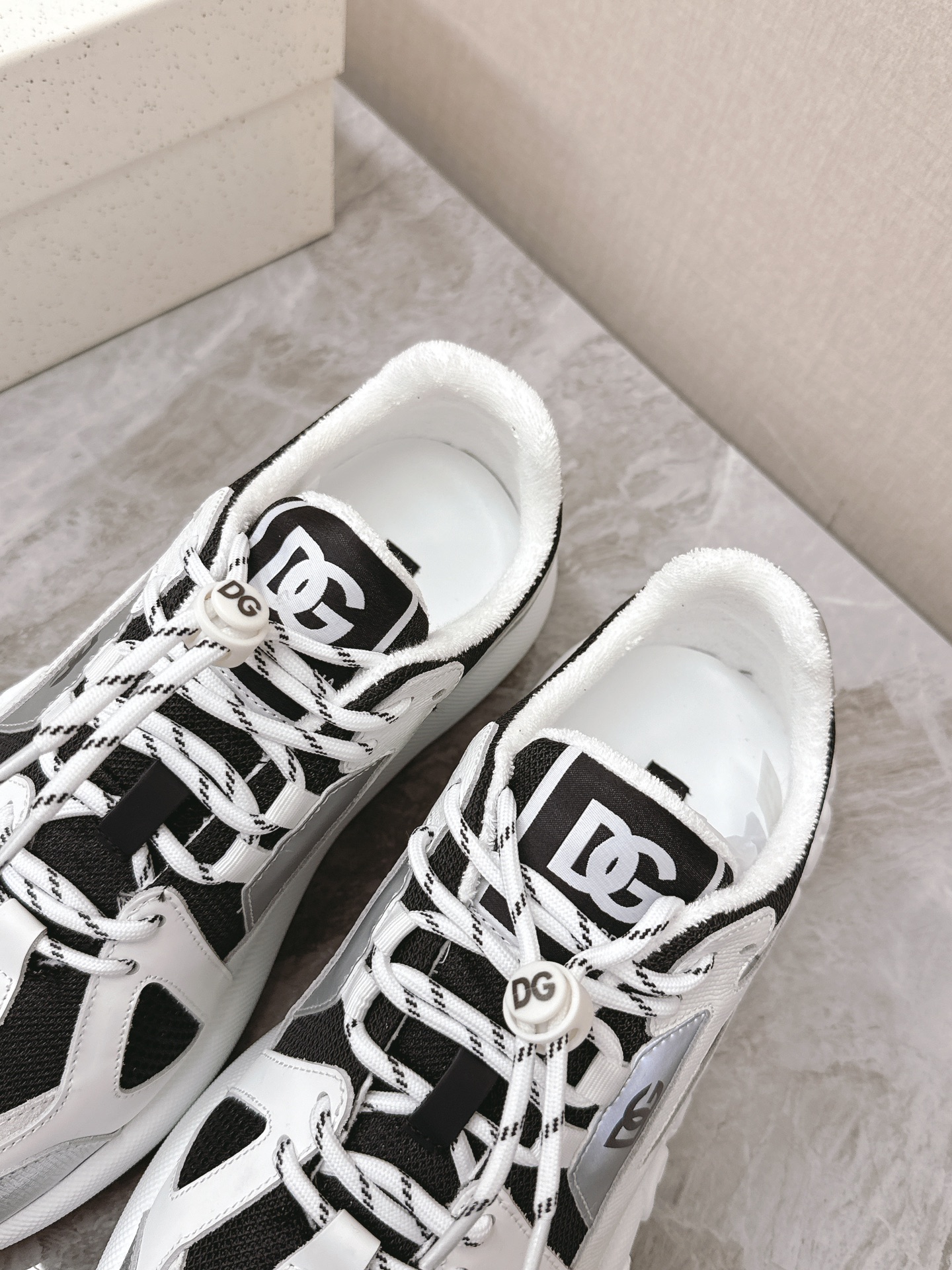 Dolce&Gabbana Las nuevas zapatillas casual para pareja de suela gruesa de Dolce&Gabbana se compraron