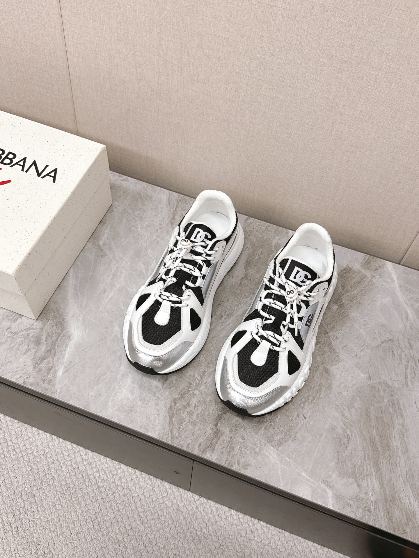 Dolce&Gabbana Las nuevas zapatillas casual para pareja de suela gruesa de Dolce&Gabbana se compraron