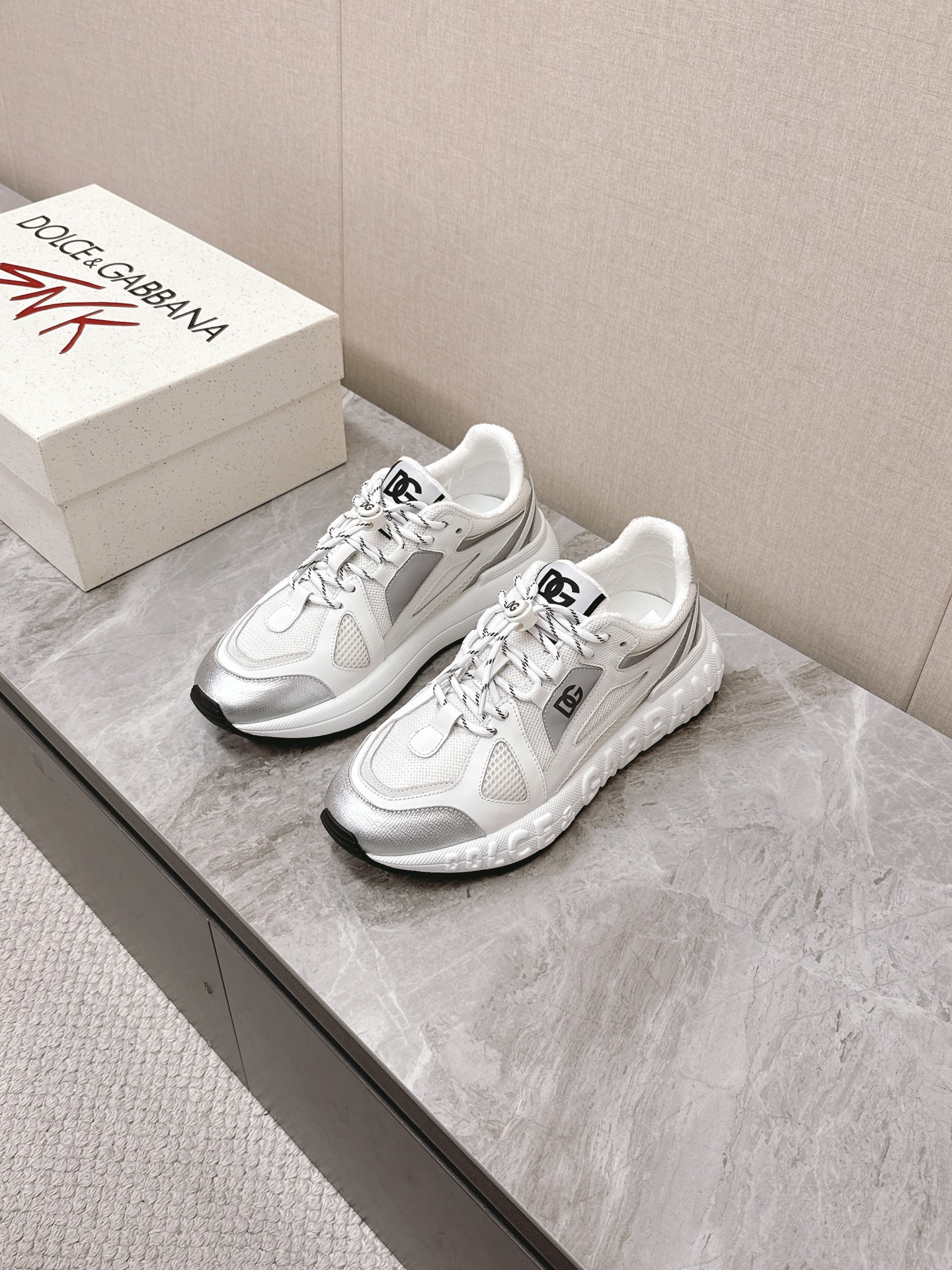 Dolce&Gabbana Las nuevas zapatillas casual para pareja de suela gruesa de Dolce&Gabbana se compraron