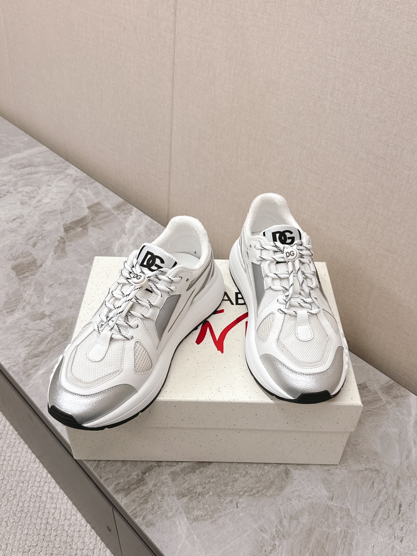 Dolce&Gabbana Las nuevas zapatillas casual para pareja de suela gruesa de Dolce&Gabbana se compraron