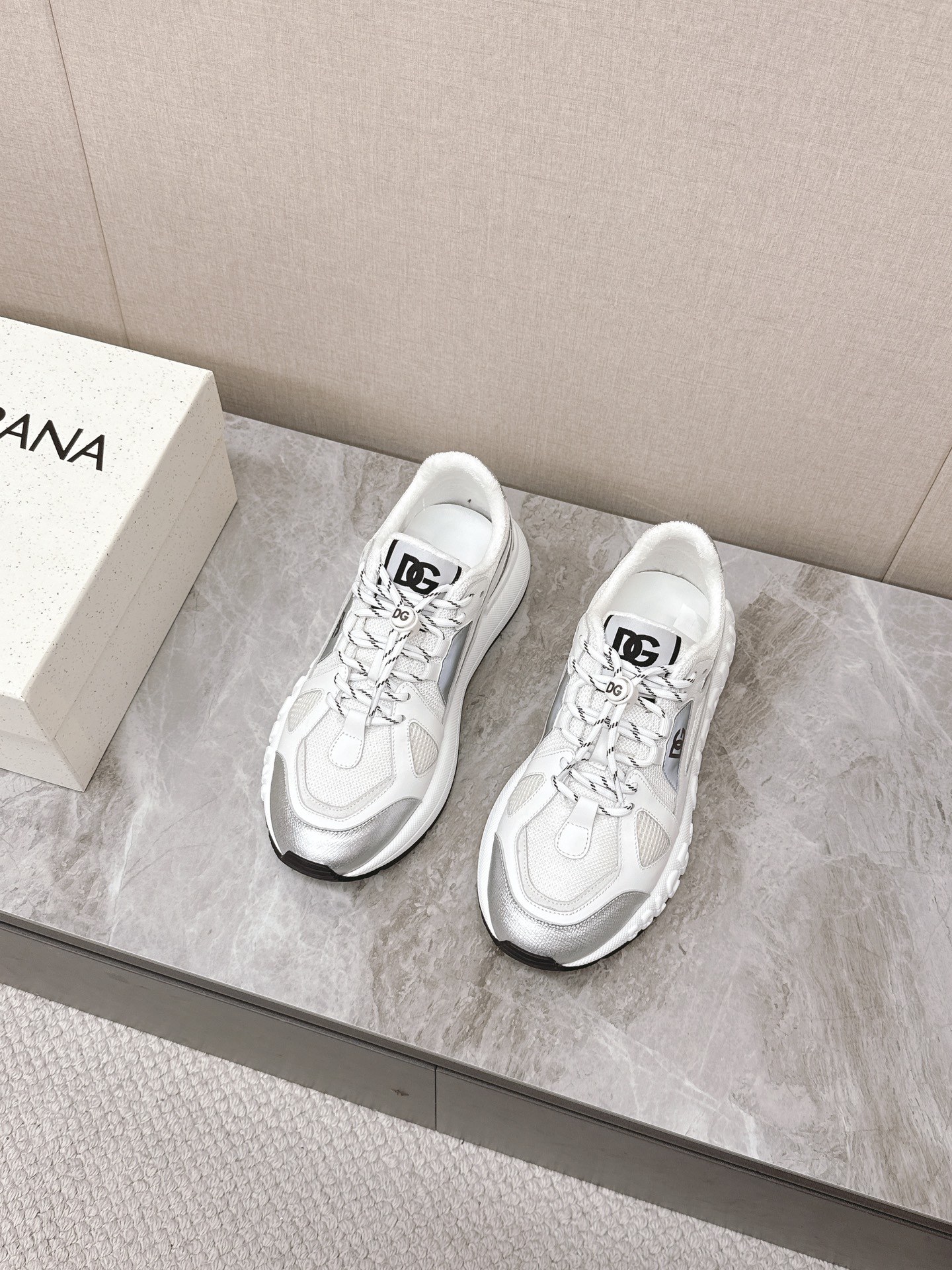 Dolce&Gabbana Las nuevas zapatillas casual para pareja de suela gruesa de Dolce&Gabbana se compraron