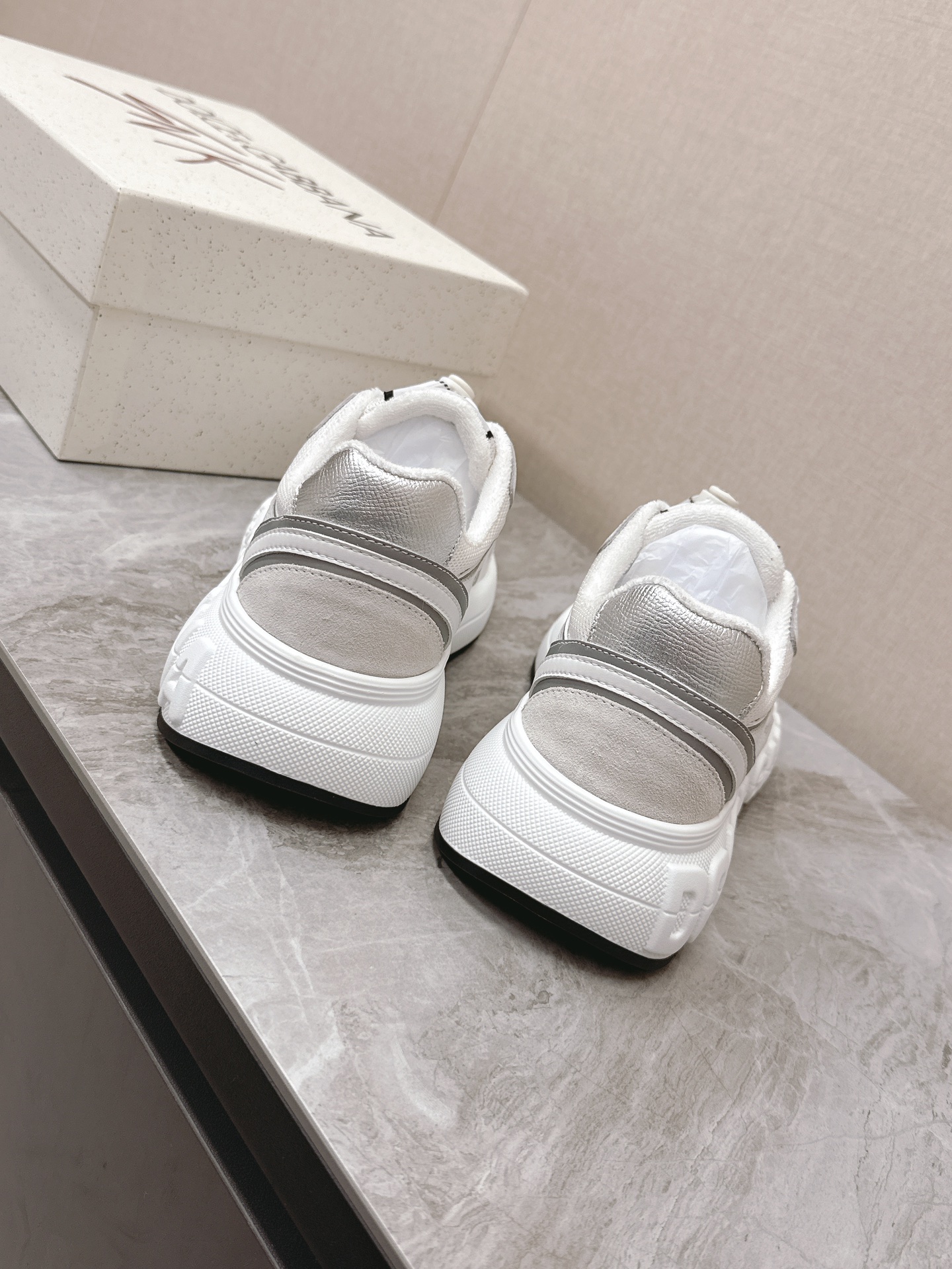 Dolce&Gabbana Las nuevas zapatillas casual para pareja de suela gruesa de Dolce&Gabbana se compraron
