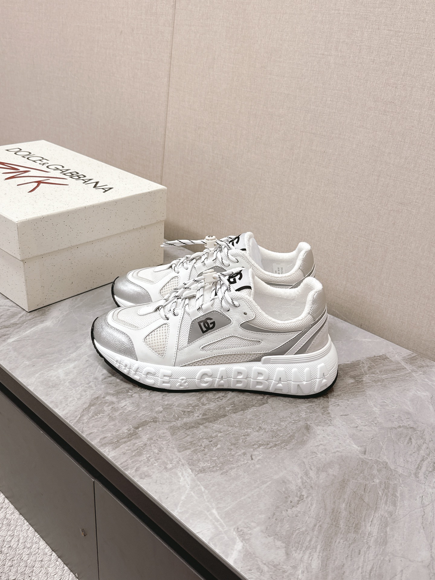 Dolce&Gabbana Las nuevas zapatillas casual para pareja de suela gruesa de Dolce&Gabbana se compraron