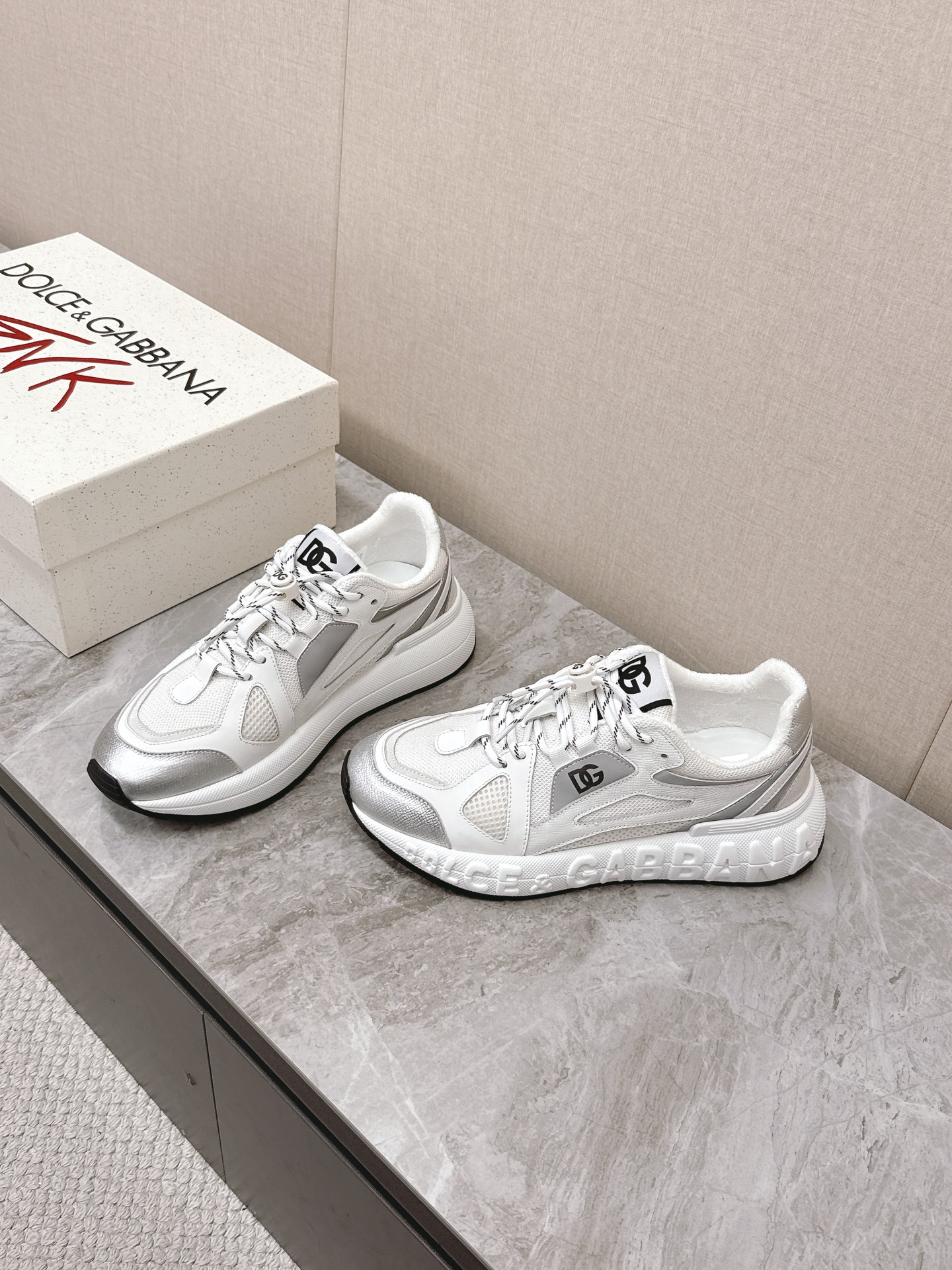 Dolce&Gabbana Las nuevas zapatillas casual para pareja de suela gruesa de Dolce&Gabbana se compraron