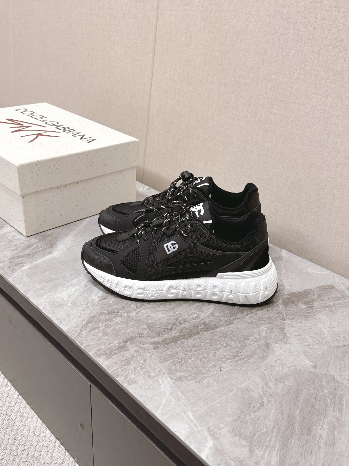 Dolce&Gabbana Las nuevas zapatillas casual para pareja de suela gruesa de Dolce&Gabbana se compraron