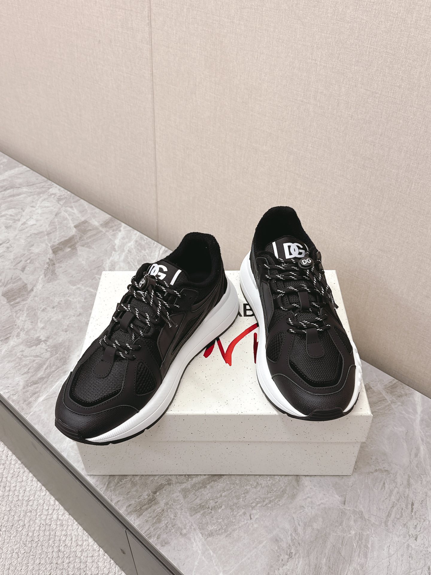 Dolce&Gabbana Las nuevas zapatillas casual para pareja de suela gruesa de Dolce&Gabbana se compraron