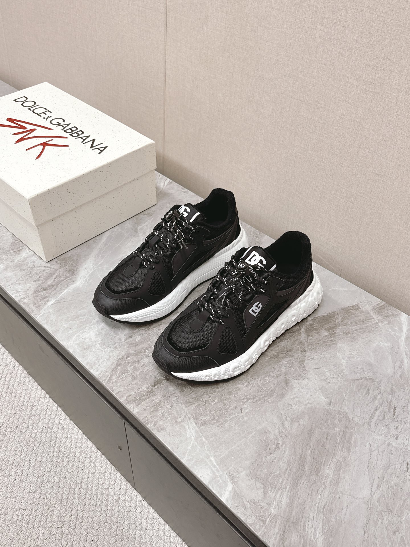 Dolce&Gabbana Las nuevas zapatillas casual para pareja de suela gruesa de Dolce&Gabbana se compraron