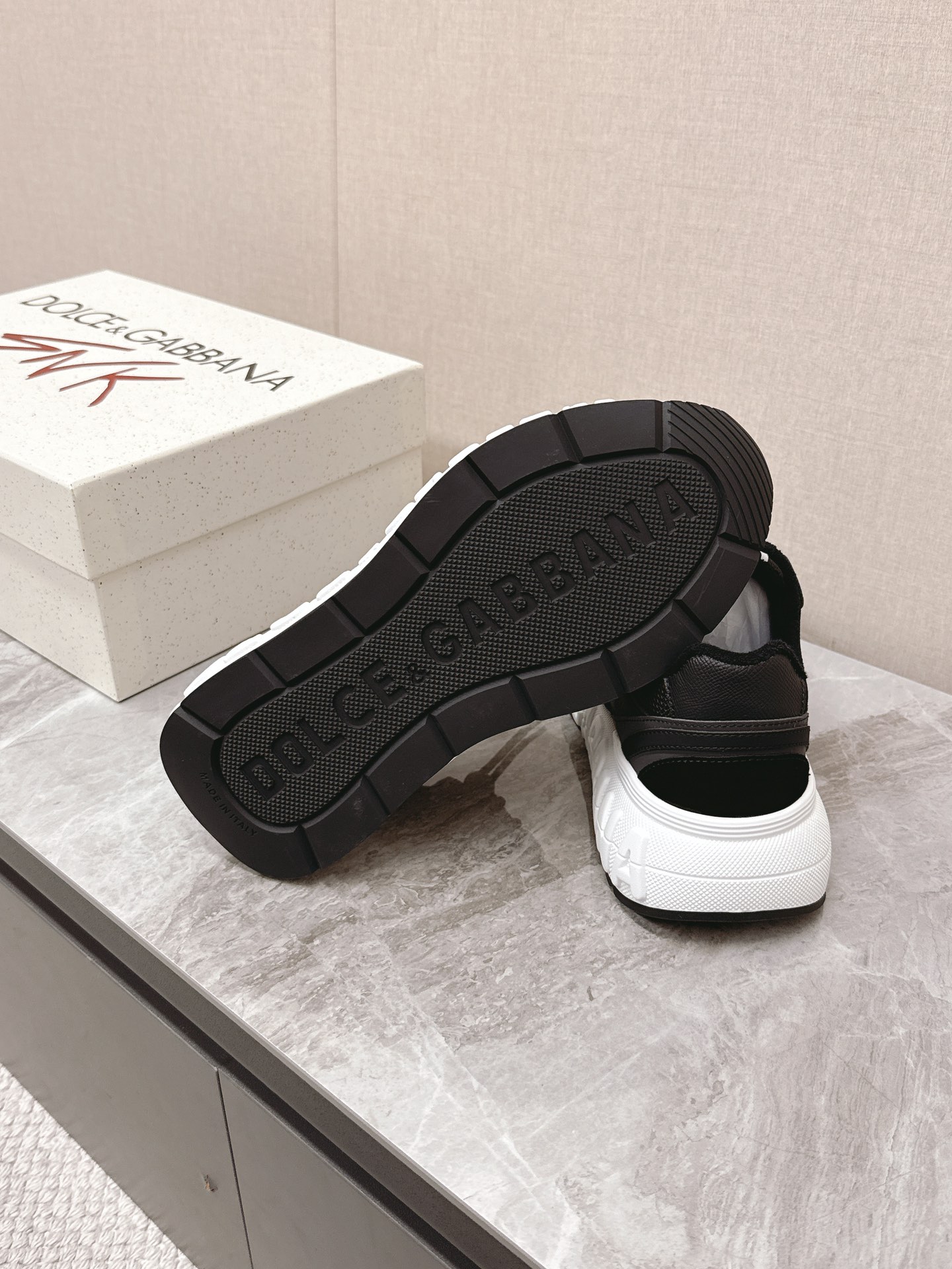 Dolce&Gabbana Las nuevas zapatillas casual para pareja de suela gruesa de Dolce&Gabbana se compraron