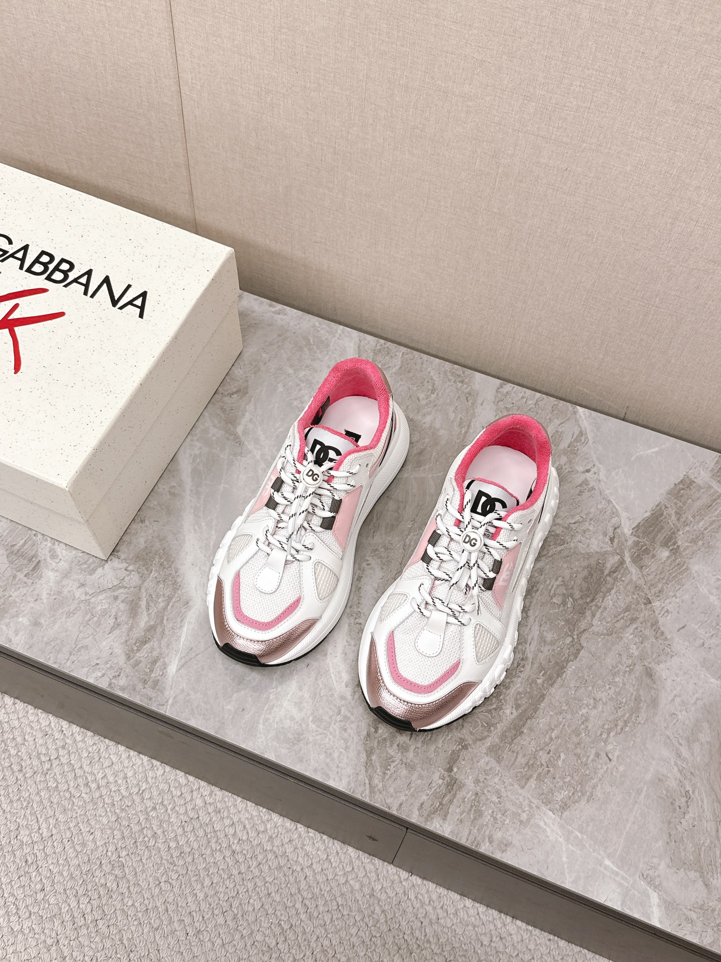Dolce&Gabbana Las nuevas zapatillas casual para pareja de suela gruesa de Dolce&Gabbana se compraron
