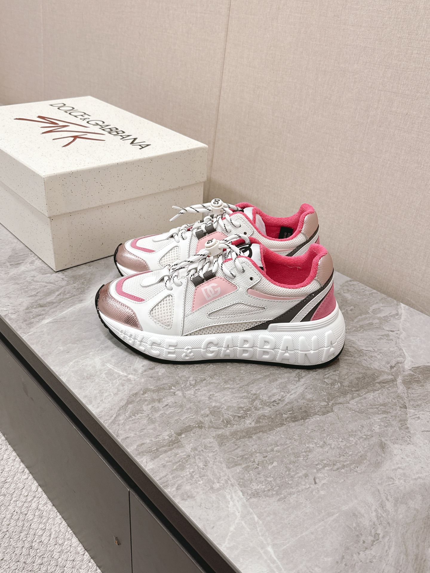 Dolce&Gabbana Las nuevas zapatillas casual para pareja de suela gruesa de Dolce&Gabbana se compraron