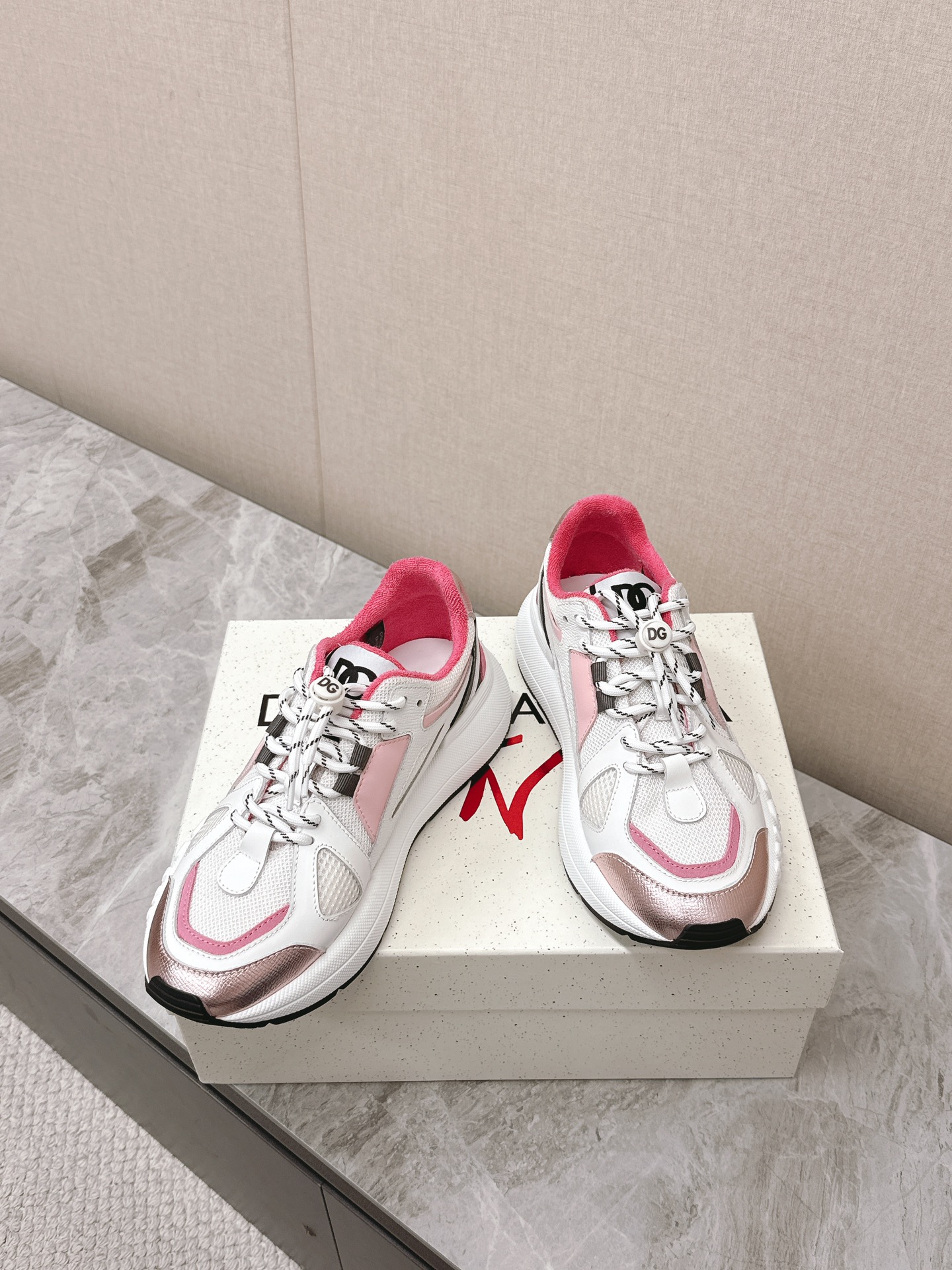 Dolce&Gabbana Las nuevas zapatillas casual para pareja de suela gruesa de Dolce&Gabbana se compraron