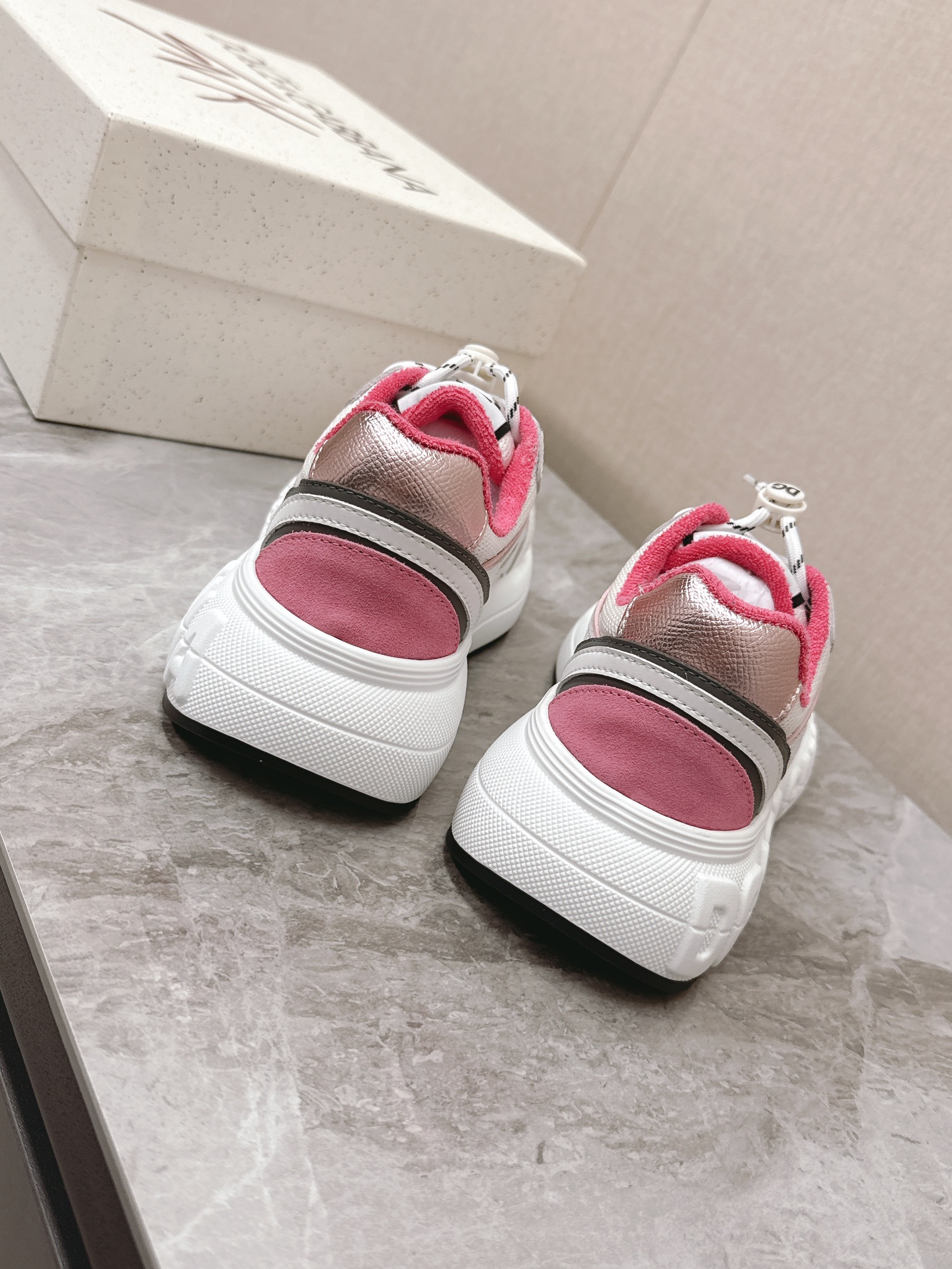 Dolce&Gabbana Las nuevas zapatillas casual para pareja de suela gruesa de Dolce&Gabbana se compraron