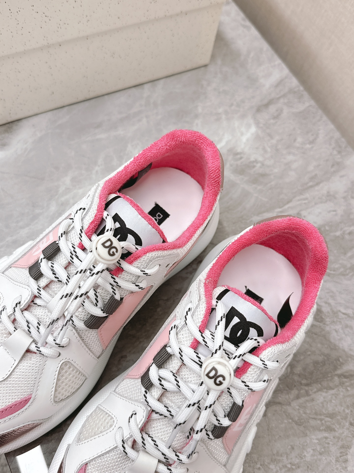 Dolce&Gabbana Las nuevas zapatillas casual para pareja de suela gruesa de Dolce&Gabbana se compraron