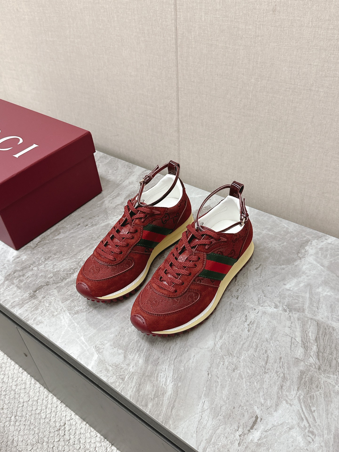 NO:347359,GUCCI Gucci 2025 latest spring and summer show style sports shoes Forrest Gump shoes super popular 25 pieces of show items with super high appearance rate. Many celebrities and celebrities are planting grass. The classic shoe design uses innovative stitching technology to create a water-like flowing texture. Super comfortable to put on the feet. Leather splicing breathable logo cloth and classic green and red webbing embellishments all show the brand tone (buttons can be detached) original mold opening combination sole Size35-41,,gucci,gucci,sneakers19860909GUCCI古驰2025最新春夏走秀款 运动鞋 阿甘鞋 超火的25秀款单品 出镜率超高 好多明星网红种草 经典的鞋型设计采用创新缝线工艺打造如水般的流动质感 上脚超级舒适 皮革拼接透气logo布加上经典绿红织带点缀 无不彰显品牌调性（扣子可拆卸）原版开模组合大底Size35-41,,gucci,gucci,sneakers,Men's shoes