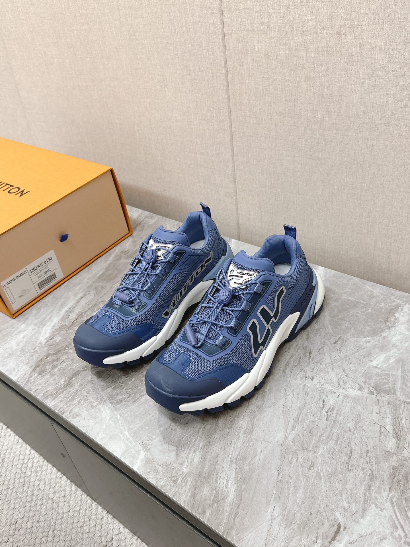 NO:347374,Louis Vuitton Louis Vuitton latest sports shoes casual shoes many celebrity fashion bloggers plant grass LV sports shoes are renovated with modern brushstrokes, and the mirrored cowhide splicing breathable mesh cloth paints a retro and fashionable pattern. The thick and light rubber combination outsole achieves a comfortable experience. The unique design. The recognizable logo embellishments all show the brand tone. The original private model combination outsole Size39-45,,louis vuitton,louis vuitton,louis vuitton,sneakers,cowhide19860909Louis Vuitton 路易威登最新款 运动鞋 休闲鞋 超多明星时尚博主种草 LV运动鞋以摩登笔触焕新设计 为镜面牛皮革拼接透气网布滴胶工艺描绘出图案复古又有时尚感 厚实而轻盈的橡胶组合外底实现舒适体验 独特的设计 极具辨识度的logo点缀无不彰显品牌调性 原版私模组合大底Size39-45,,louis vuitton,louis vuitton,louis vuitton,sneakers,cowhide,Men's shoes