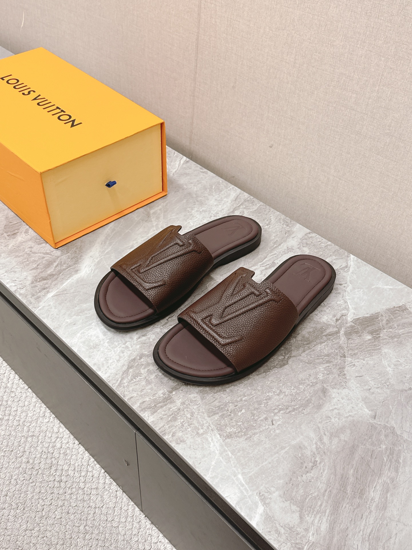 NO:409757,Louis Vuitton men's slippers are available in new BS purchasing level!  Full of high-end feeling!  Retro and fashionable, very handsome!  Official website main model★ ━━━━━━ t ━━━━━━━━━━━ Upper Cowhide Lift: Imported cowhide original open mold rubber sole Shoe size: Men's size 38-46, slippers, louis vuitton, slippers, cowhide19860909Louis Vuitton男士拖鞋硬货上新 BS代购级别！充满高级感！复古时髦 上脚帅气十足！官网主推款★ ━━━━━ t ━━━━━ 鞋面牛皮鞋面  内里: 进口牛皮 大底原版开模橡胶大底 鞋码: 男码38-46,拖鞋,louis vuitton,slippers,cowhide,Women's Shoes