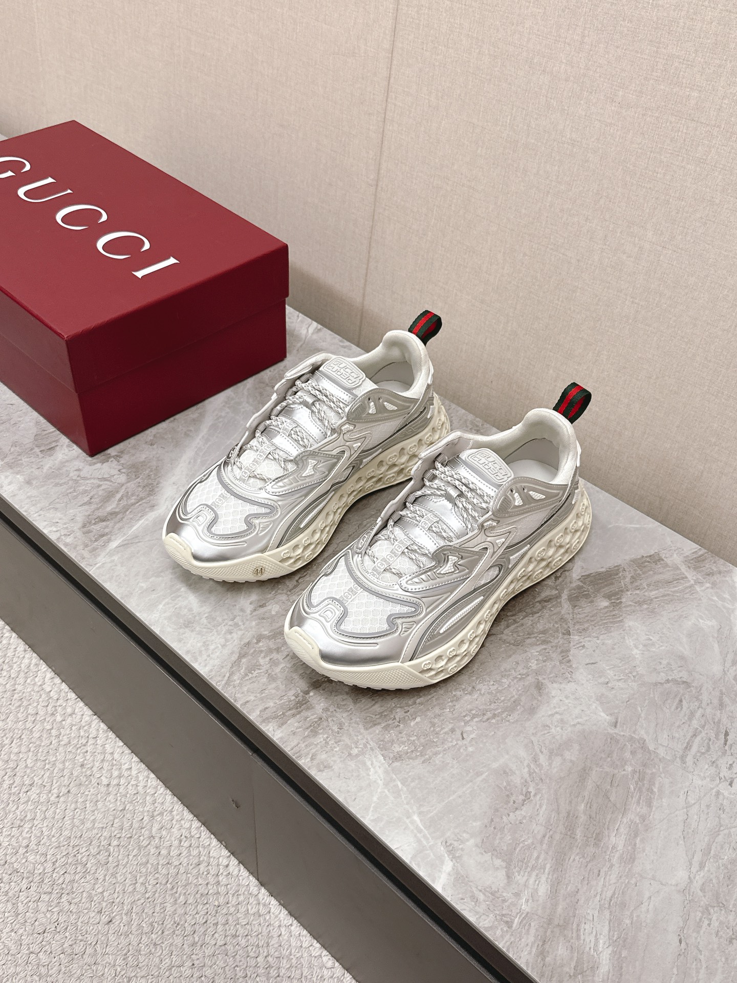 NO:421183,GUCCI Gucci's latest cub3d series, with many sports shoes, celebrity fashion bloggers plant grass. This shoe cleverly combines innovative materials and exquisite configurations. The upper is a sustainable material Demetra and mesh fabric. The details are presented through high-frequency craftsmanship. The sole is filled with the inner filler EVA material. The exterior is made of TPU, and finally the 3D effect interlocking double G pattern finishes the style. The original private model combination outsole Size women 35-40 men 39-45, casual shoes/sports shoes, gucci, gucci, sneakers19860909GUCCI古驰最新cub3d系列 运动鞋超多明星时尚博主种草 这款鞋巧妙结合了创新材质与精致构型 鞋面采用可持续材料Demetra与网眼面料 细节之处经由高频工艺匠心呈现 鞋底内部填充 EVA材料 外部采用TPU打造,最后以3D效果互扣式双G图案点睛 为款型平添风采 原版私模组合大底Size女35-40 男39-45,休闲鞋/运动鞋,gucci,gucci,sneakers,Women's Shoes