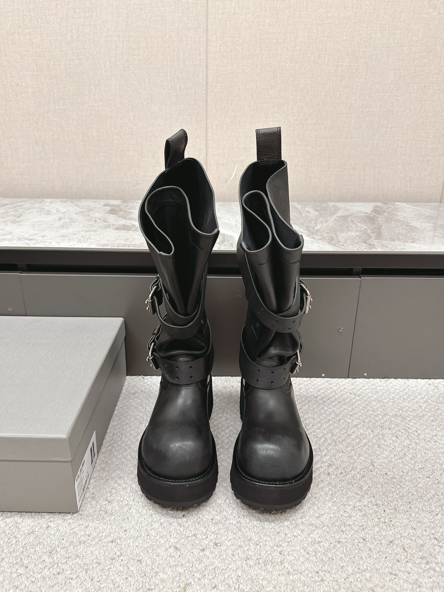 NO:346749,Men's 20 Balenciaga 25FW Venom Couple High Boots Mid Boots Please be aware of the high version. This boot is unique in design. It uses straps and belt elements as highlights. It not only firmly fits the boots to the feet, but also adjusts elasticity as you like. In terms of details, the brand's iconic old hardware runs through the whole time, cleverly creates a retro wear effect, highlighting a personality attitude and matching with thick toothed rubber soles. It not only ensures the comfort of wearing, but also strengthens the overall sense of fashion and awareness. Venom high boots are undoubtedly a fashion item that cannot be missed this season. It will add a unique charm to the outfits of fashion lovers and lead a new round of trendy style. The boot barrel is 370mm. The upper top layer cowhides the cowhide. The inner water dyed cowhide. The sole height is 5CM. Original open mold leather edge strip combination bottom Size 35-40 Male 39-45,,balenciaga,balenciaga,boots,cowhide19860909男20 Balenciaga巴黎世家25FW毒液Venom情侣款高筒靴 中筒靴  请认准高版本 这款靴子在设计上独具匠心 以绑带与皮带元素作为亮点 不仅能将靴子稳固贴合于足部 更可随心调节松紧 在细节处理上 品牌标志性的做旧五金件贯穿始终 巧妙营造出复古磨损效果,彰显个性态度搭配厚实的齿状橡胶鞋底 既保证了穿着的舒适度,又强化了整体的时尚感与辦识度Venom高筒靴无疑是本季不容错过的时尚单品,它将为时尚爱好者们的穿搭增添别样魅力,引领新一轮的潮流风尚 靴筒高度370mm 鞋面头层牛皮做旧处理 内里水染牛皮 大底高度5CM 原版开模真皮沿条组合大底 Size 35-40男39-45,,balenciaga,balenciaga,boots,cowhide,Men's shoes