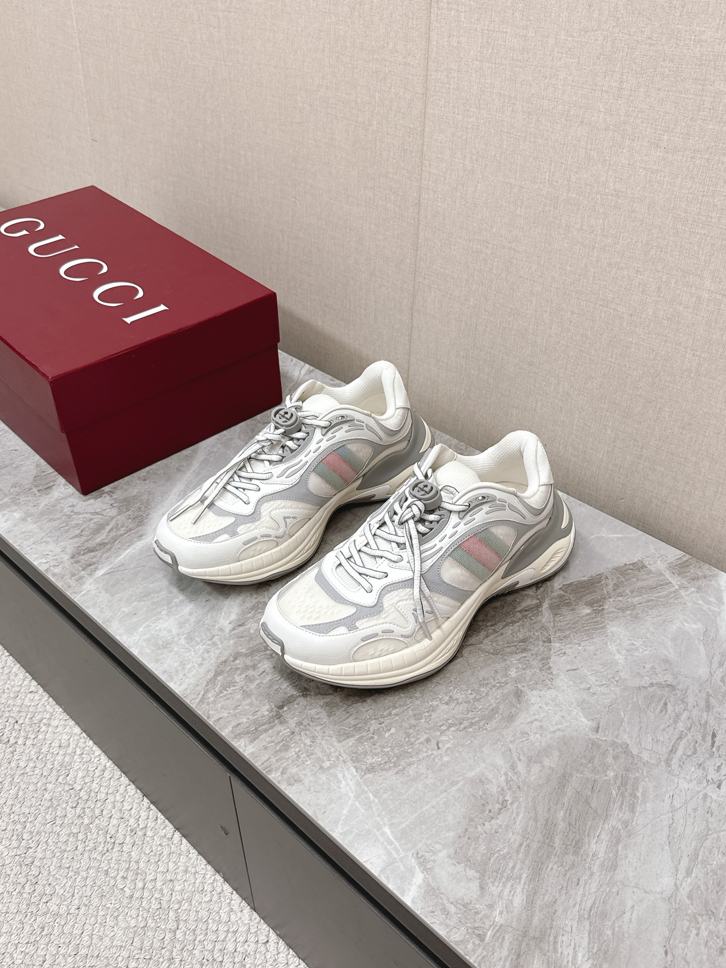 NO:347375,Gucci 2.0 sports shoes, couples, retro, casual shoes, running shoes, original purchase and development, making products. This Gucci 2.0 sports shoes are renovated to interpret the brand's iconic striped webbing elements. This sports shoes are renovated to interpret the iconic details, using EVA thick sole, paired with a flexible silhouette, bringing steady and comfortable wearing experience, the upper is imported cowhide + technology fabric original imported breathable net, the sole is thick 4CM original mold opening ultra-light foam rubber Size: Women's model 35-40 / Men's model 39-45,,gucci,gucci,sneakers,cowhide19860909Gucci古驰 2.0运动鞋 情侣款 复古 休闲鞋 跑鞋 原版购入开发 做货 这款Gucci 2.0运动鞋焕新演绎品牌标志性条纹织带元素.这款运动鞋焕新诠释标志性细节,采用EVA厚鞋底,搭配灵动廓形,带来稳步舒适穿着体验鞋面原版进口牛皮+科技面料原版进口透气网里 底厚4CM原版开模超轻发泡橡胶 Size: 女款35-40 /男款39-45,,gucci,gucci,sneakers,cowhide,Men's shoes