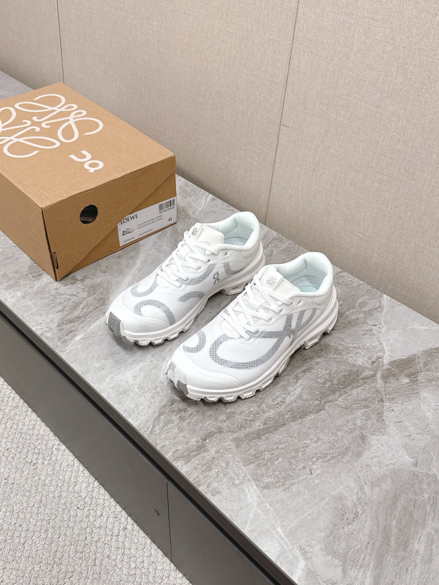 NO:349889,Loewe x On Cloudtilt 2.0 co-branded couples outdoor sports and casual running shoes. Many celebrity fashion bloggers plant grass. Wang Hedi and Yang Mi. The translucent mesh upper is matched with large LOEWE Anagram logo, the visual layering is directly full, and the performance and fashion are perfectly integrated. Wearing it on the feet is the most beautiful boy on the street. The sole combines On home's Cloudtec cushioning and Helion foam. Whether it is running and jumping or daily walking, you can feel the ultimate comfort and support. The color matching is super rich. Size36-45,,loewe,loewe19860909Loewe 罗意威x On 昂跑Cloudtilt2.0 联名款情侣户外运动休闲跑步鞋 超多明星时尚博主种草 王鹤棣 杨幂同款 半透明网眼鞋面搭配大幅 LOEWE Anagram 标识,视觉层次感直接拉满,性能与时尚完美融合,穿在脚上就是街头最靓的仔 鞋底结合 On 家的 Cloudtec 缓震和 Helion 泡棉,不管是跑跳还是日常行走,都能感受到极致的舒适和支撑 配色超丰富 码数Size36-45,,loewe,loewe,Men's shoes