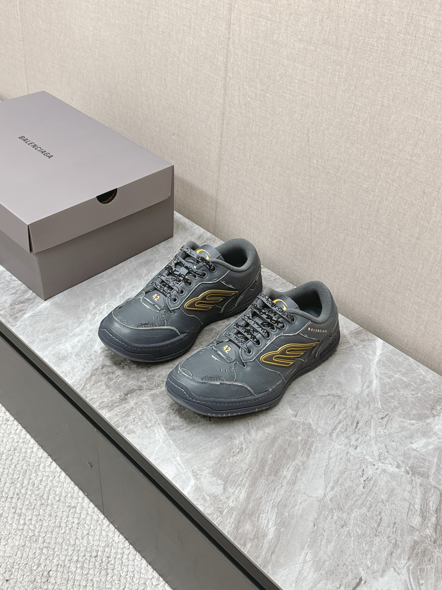 NO:357978,BaLenciaga's latest autumn and winter Hamp tons couple sneakers. Many celebrity celebrity grasses are based on classic shoes. The Paris B logo with recognizable sides creates a streamlined outline. The upper is asymmetrical tailoring design supplemented by burrs. It is full of old marks. The worn edges are exposed. The stitching and hole marks are loose in the details. The scratch marks and asymmetrical design create a retro and casual atmosphere. The laces have a raven-style brand logo and curved toe structure, and the unruly and personality with DIY. It demonstrates a unique hand-made texture and recreates a casual aesthetic model. The original imported fabric is imported toe leather, short velvet fabric, the sole original open mold rubber combination outsole Size: 35-40  Male 39-45, balenciaga, balenciaga, balenciaga, sneakers, cowhide19860909BaLenciaga巴黎世家最新秋冬款Hamp tons情侣运动鞋   超多明星网红种草 它以经典鞋履为原型 侧面极具辨识度的巴黎家B标志 打造流线型轮廓 鞋面釆用不对称剪裁设计辅以毛边 满是做旧痕迹 磨损边缘外露缝线 细节处松脱的缝线以及车孔痕辸 刮擦痕辸与不对称设计营造出复古随性氛围.鞋带外途鸦式品牌标识与弯曲鞋头结构、自带DIY的不羁与个性 彰显独具一格的手工质感、再造休闲美学典范 面料原版进口头层牛皮 内里短绒布 鞋底原版开模橡胶组合大底Size:35—40 男39-45,,balenciaga,balenciaga,balenciaga,sneakers,cowhide,Men's shoes