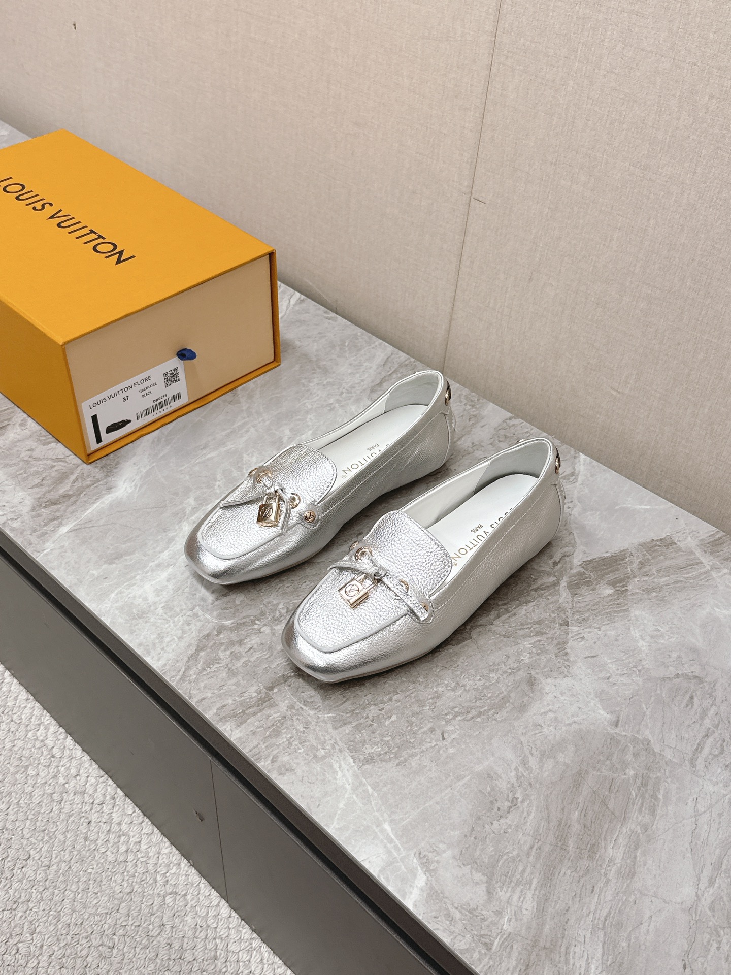 NO:352267,Donkey brand Louis Vuitton Louis Vuitton autumn and winter new Doudou shoes thin-soled shoes, many celebrity celebrity grass, very popular thin-soled design elements, simple cowhide splicing and brand logo hardware lock embellishment, very recognizable, super versatile and beautiful on the feet, debug countless lasts, gentle wear experience, full foot feeling and comfort. Fabric: original custom imported cowhide, inner original custom breathable mixed-bred sheepskin, bottom original open mold injection molding TPU material Size: 35-41 (40 41 custom made without return and exchange),, louis vuitton, louis vuitton, louis vuitton, cowhide, sheepskin19860909驴牌LouisVuitton路易威登秋冬新款 豆豆鞋 薄底鞋 超多明星网红种草 非常火的薄底设计元素 简简单单的牛皮拼接加上品牌logo五金锁扣点缀 非常有辨识度 上脚超级百搭好看 调试无数次楦型 轻柔穿着体验 脚感舒适度拉满 面料:原版定制进口头层牛皮 内里原版定制透气混种羊皮 底原版开模注塑TPU材质Size:35-41（40 41定制不退换）,,louis vuitton,louis vuitton,louis vuitton,cowhide,sheepskin,Men's shoes