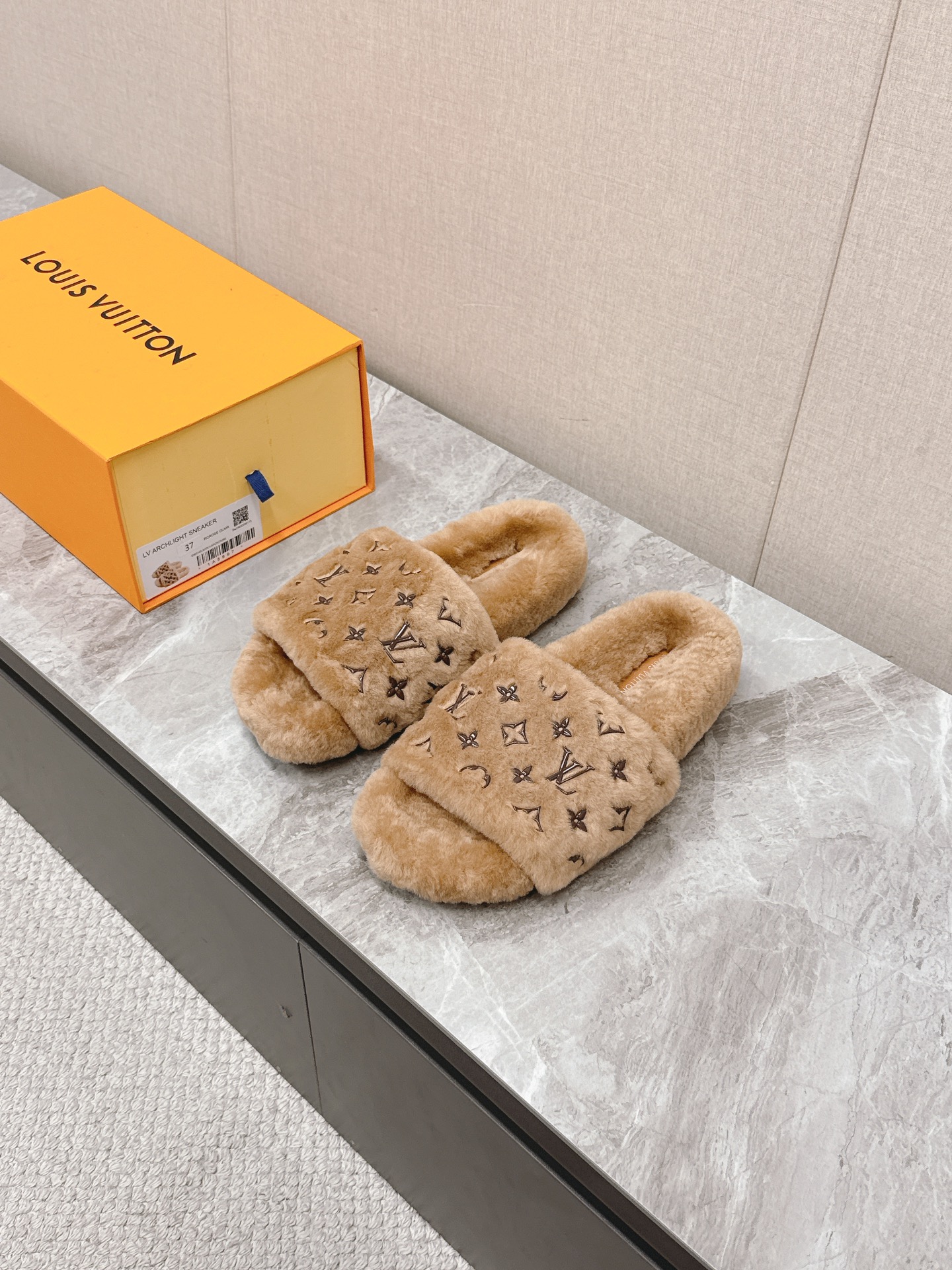 NO:351814,Louis Vuitton LV Donkey House's latest wool slippers in autumn and winter~ This pair of wool slippers is also very beautiful. The logo design is super high-end. It is perfect with autumn and winter denim shorts. It has fashion brand elements and is full of nobleness. It can always show the feminine fashion charm when worn. It is fashionable but not too ostentatious. The inner foot pads of the upper are real wool. Super warm original non-slip sole. Size35-40,,louis vuitton,louis vuitton,louis vuitton,louis vuitton,slippers,shorts19860909路易威登lv驴家秋冬最新款毛毛拖鞋～  这双毛拖也是好好看 满logo设计超级高级 搭配秋冬的牛仔短裤 简直就是完美呀 有时尚品牌元素 贵气感十足 穿上它总能展现女性时尚韵味 时尚却不过分张扬 鞋面内里垫脚真羊毛 超暖和原版防滑大底Size35-40,,louis vuitton,louis vuitton,louis vuitton,louis vuitton,slippers,shorts,Men's shoes