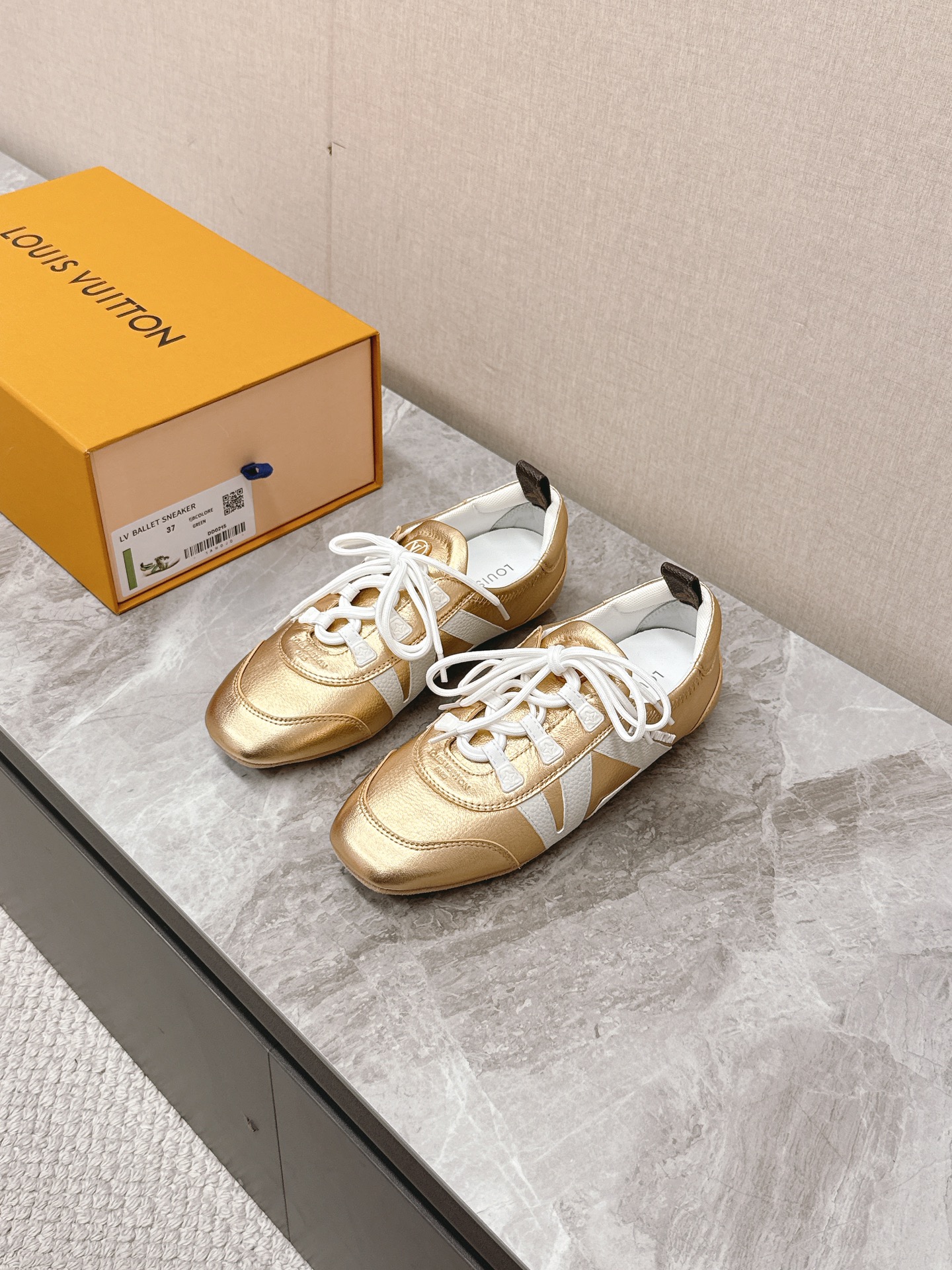 NO:783699,Louis Vuitton Louis Vuitton donkey brand spring and summer Sneakerina series ballet sneakers, moral training shoes, flat shoes. Purchased three original pairs to develop perfect replicas of Sneakerina. Ballet style sneakers are made of silky suede cow leather to create smooth lines. They have the light structure of ballet shoes and the comfortable texture of sneakers. The LV logo on the side and the Monogram canvas back strap are rich in details. Sacchetto craftsmanship and TPU outsoles upgrade the soft wearing experience.  Bottom thickness 1.5CM Fabric: Original custom-made imported first-layer cowhide Lining Original custom-made breathable mesh sole Original molded injection TPU material Size: 35-42 (customized 41 42) 6, casual shoes/sports shoes, louis vuitton, louis vuitton, louis vuitton, louis vuitton, flats, sneakers, cowhide19860909Louis Vuitton路易威登驴牌春夏Sneakerina系列 芭蕾运动鞋 德训鞋 平底鞋 原版三对购入开发完美复刻Sneakerina 芭蕾风运动鞋以丝滑绒面牛皮革塑造流畅线条 兼具芭蕾舞鞋的轻盈构型和运动鞋的舒适质感.侧面 LV 标识和Monogram 帆布后袢带丰富细节,Sacchetto 工艺和 TPU 外底升级轻柔穿着体验 底厚1.5CM 面料:原版定制进口头层牛皮 内里原版定制透气网里鞋底原版开模注塑TPU材质Size:35-42（41 42定制）6,休闲鞋/运动鞋,louis vuitton,louis vuitton,louis vuitton,louis vuitton,flats,sneakers,cowhide,Women's Shoes