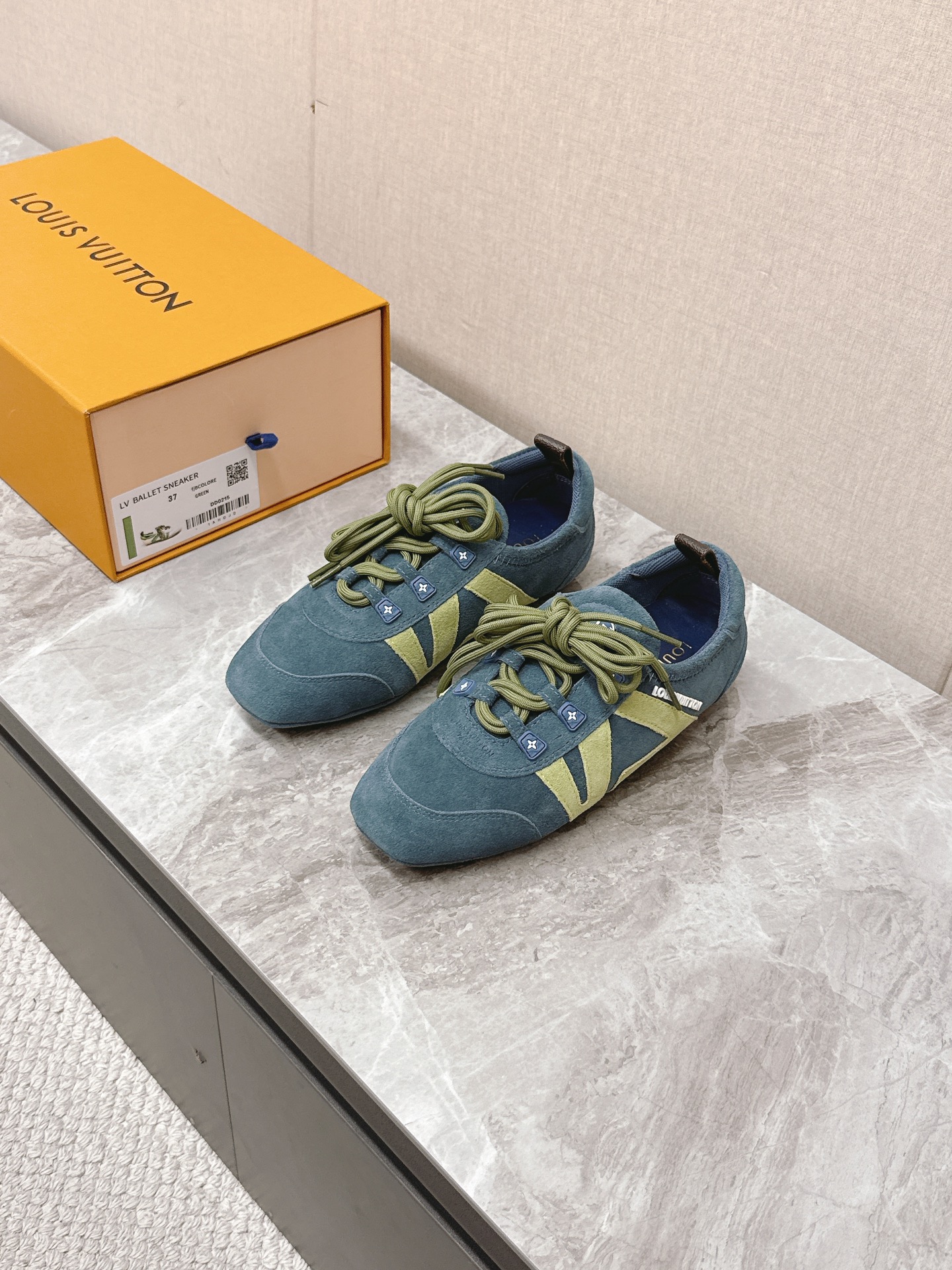 NO:783706,Louis Vuitton Louis Vuitton donkey brand spring and summer Sneakerina series ballet sneakers, moral training shoes, flat shoes. Purchased three original pairs to develop perfect replicas of Sneakerina. Ballet style sneakers are made of silky suede cow leather to create smooth lines. They have the light structure of ballet shoes and the comfortable texture of sneakers. The LV logo on the side and the Monogram canvas back strap are rich in details. Sacchetto craftsmanship and TPU outsoles upgrade the soft wearing experience.  Bottom thickness 1.5CM Fabric: Original custom-made imported first-layer cowhide Lining Original custom-made breathable mesh sole Original molded injection TPU material Size: 35-42 (customized 41 42) 6, casual shoes/sports shoes, louis vuitton, louis vuitton, louis vuitton, louis vuitton, flats, sneakers, cowhide19860909Louis Vuitton路易威登驴牌春夏Sneakerina系列 芭蕾运动鞋 德训鞋 平底鞋 原版三对购入开发完美复刻Sneakerina 芭蕾风运动鞋以丝滑绒面牛皮革塑造流畅线条 兼具芭蕾舞鞋的轻盈构型和运动鞋的舒适质感.侧面 LV 标识和Monogram 帆布后袢带丰富细节,Sacchetto 工艺和 TPU 外底升级轻柔穿着体验 底厚1.5CM 面料:原版定制进口头层牛皮 内里原版定制透气网里鞋底原版开模注塑TPU材质Size:35-42（41 42定制）6,休闲鞋/运动鞋,louis vuitton,louis vuitton,louis vuitton,louis vuitton,flats,sneakers,cowhide,Women's Shoes