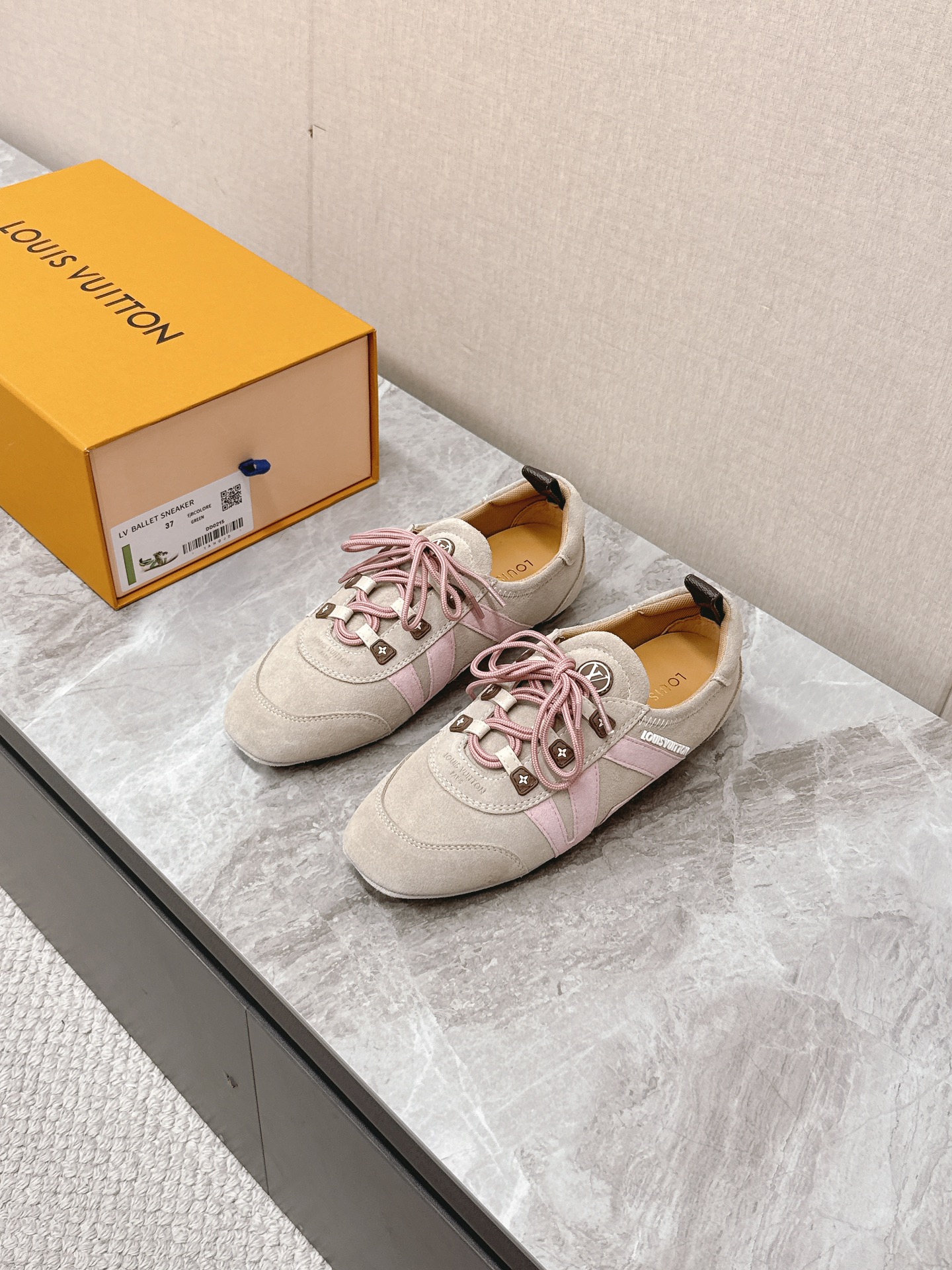 NO:783713,Louis Vuitton Louis Vuitton donkey brand spring and summer Sneakerina series ballet sneakers, moral training shoes, flat shoes. Purchased three original pairs to develop perfect replicas of Sneakerina. Ballet style sneakers are made of silky suede cow leather to create smooth lines. They have the light structure of ballet shoes and the comfortable texture of sneakers. The LV logo on the side and the Monogram canvas back strap are rich in details. Sacchetto craftsmanship and TPU outsoles upgrade the soft wearing experience.  Bottom thickness 1.5CM Fabric: Original custom-made imported first-layer cowhide Lining Original custom-made breathable mesh sole Original molded injection TPU material Size: 35-42 (customized 41 42) 6, casual shoes/sports shoes, louis vuitton, louis vuitton, louis vuitton, louis vuitton, flats, sneakers, cowhide19860909Louis Vuitton路易威登驴牌春夏Sneakerina系列 芭蕾运动鞋 德训鞋 平底鞋 原版三对购入开发完美复刻Sneakerina 芭蕾风运动鞋以丝滑绒面牛皮革塑造流畅线条 兼具芭蕾舞鞋的轻盈构型和运动鞋的舒适质感.侧面 LV 标识和Monogram 帆布后袢带丰富细节,Sacchetto 工艺和 TPU 外底升级轻柔穿着体验 底厚1.5CM 面料:原版定制进口头层牛皮 内里原版定制透气网里鞋底原版开模注塑TPU材质Size:35-42（41 42定制）6,休闲鞋/运动鞋,louis vuitton,louis vuitton,louis vuitton,louis vuitton,flats,sneakers,cowhide,Women's Shoes