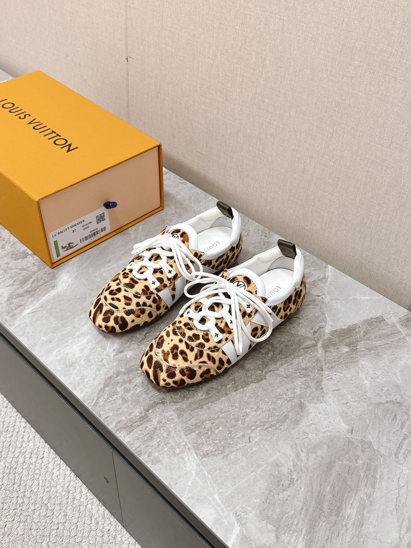 NO:351833,Louis Vuitton Louis Vuitton donkey brand spring and summer Sneakerina series ballet sneakers German training shoes flat shoes original three pairs purchased and developed perfect replica Sneakerina ballet style sneakers shaping smooth lines with silky suede cowhide leather, combining the light configuration of ballet shoes and the comfortable texture of sneakers. Side LV logo and Monogram canvas rear straps are rich in details, Sacchetto craftsmanship and TPU outsole upgrades and gentle wear experience, bottom thickness 1.5CM Fabric: original custom imported head layer cowhide inner original custom breathable mesh sole original open mold injection molding TPU material Size: 35-42 (41 42 custom),,louis vuitton,louis vuitton,louis vuitton,louis  vuitton, flats, sneakers, cowhide19860909Louis Vuitton路易威登驴牌春夏Sneakerina系列 芭蕾运动鞋 德训鞋 平底鞋 原版三对购入开发完美复刻Sneakerina 芭蕾风运动鞋以丝滑绒面牛皮革塑造流畅线条 兼具芭蕾舞鞋的轻盈构型和运动鞋的舒适质感.侧面 LV 标识和Monogram 帆布后袢带丰富细节,Sacchetto 工艺和 TPU 外底升级轻柔穿着体验 底厚1.5CM 面料:原版定制进口头层牛皮 内里原版定制透气网里鞋底原版开模注塑TPU材质Size:35-42（41 42定制）,,louis vuitton,louis vuitton,louis vuitton,louis vuitton,flats,sneakers,cowhide,Men's shoes