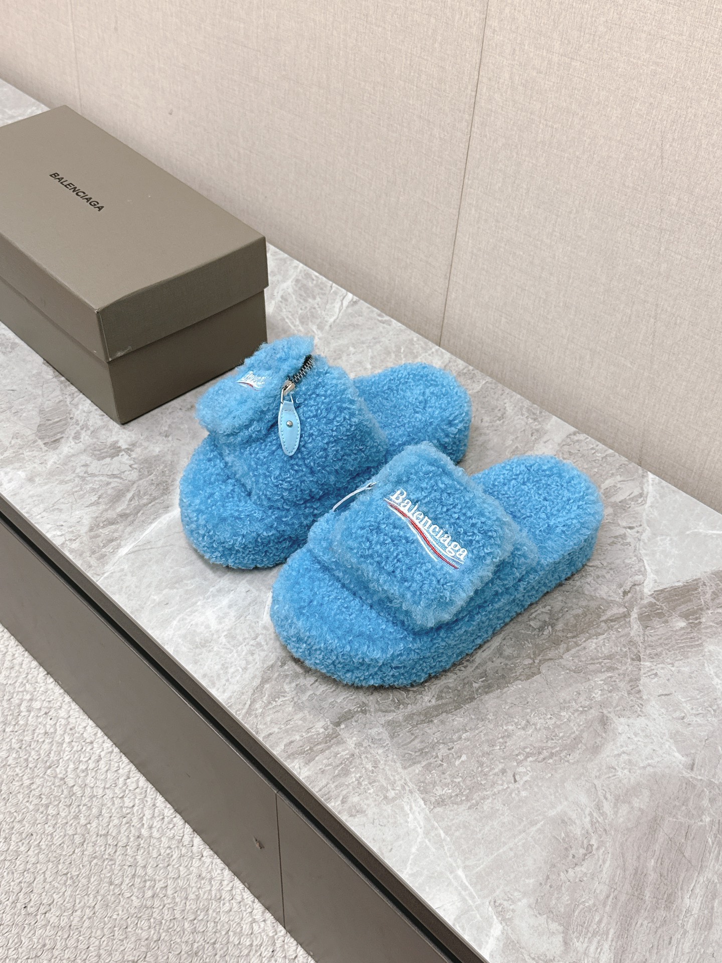 NO:351748,[10 for men's styles without return and exchange] Balenciaga's latest couples' style Coke hair drag ~ Many celebrities have grasses. This pair of hair drag ~ This pair of hair drag is also very good. The design of the small bag is full of details. The classic Coke logo pattern has a very high brand recognition. It is perfect with autumn and winter denim shorts. Big love style, with fashionable elements, the upper appearance is full of nobleness, fashionable but not overly ostentatious. The upper is footbed fake wool. Original non-slip sole Size for women 35-40. Men 40-45.,balenciaga,balenciaga,shorts19860909【男款不退换10】 巴黎世家Balenciaga秋冬最新情侣款可乐毛拖～  超多明星网红种草 这双毛拖也是好好看 小包包设计细节感拉满 经典可乐logo图案 品牌辨识度极高 搭配秋冬的牛仔短裤 简直就是完美呀 大爱款,有时尚元素,鞋面外表 贵气感十足 时尚却不过分张扬 鞋面内里垫脚假羊毛 原版防滑大底Size女35-40 男40-45,,balenciaga,balenciaga,shorts,Men's shoes