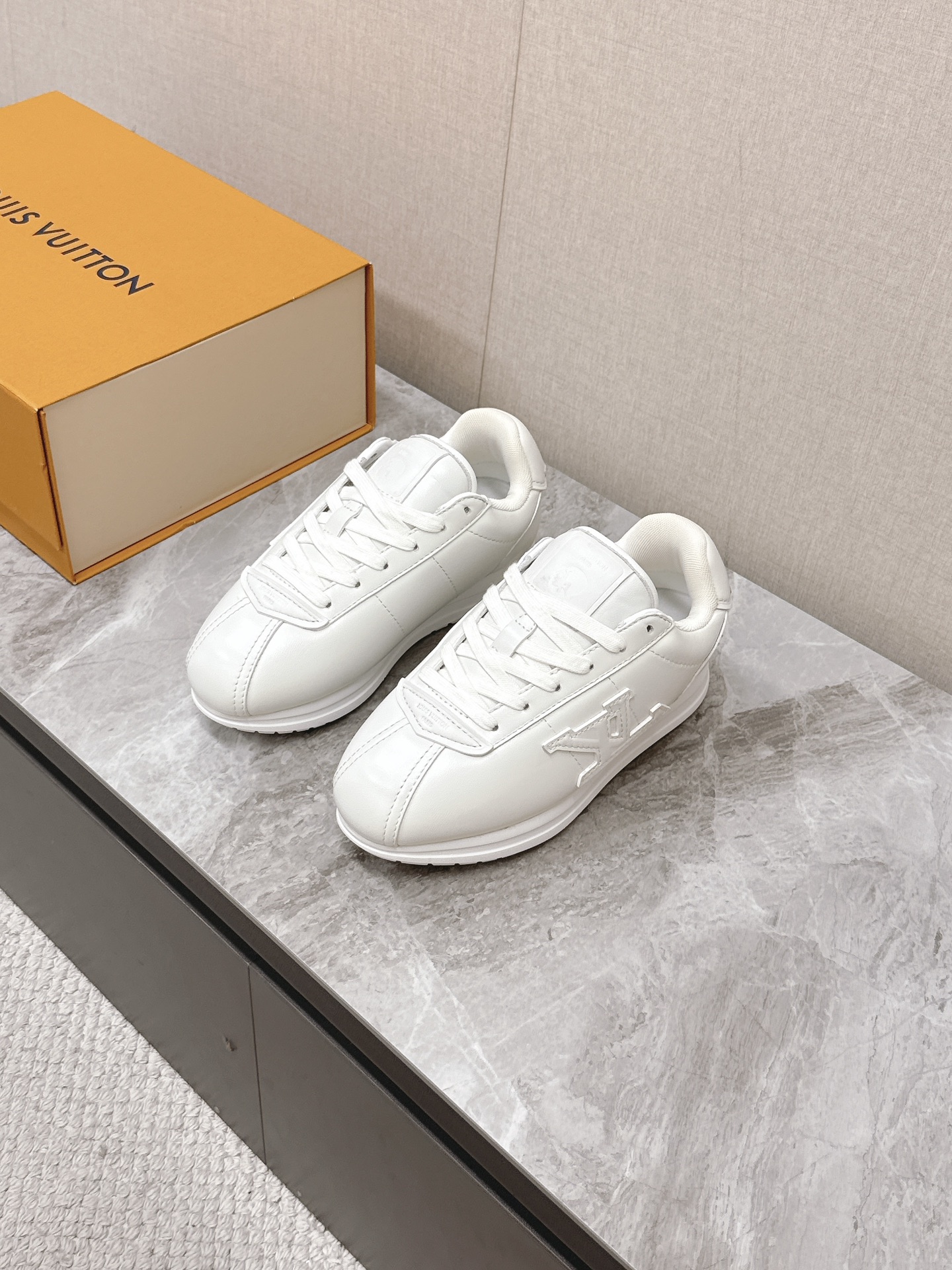 NO:351772,Men's clothing 10 Louis Vuitton LOUIS VUITTON Fidong's joint catwalk thick sole Sneakers Forrest Gump shoes The most popular item for showcases is hard to find. A shoe in the cabinet is difficult to find. Many celebrity fashion bloggers grow grass. This series includes from simple-style sneakers to eye-catching retro running shoes. LV stands out with its signature thick sole and modern aesthetics, while other styles are made of luxurious suede, leather and canvas. The design is futuristic, emphasizing functionality and comfort, and moving towards sports-style luxury shoes. Outsole height 3CM fabric: original custom-made top leather Inner: imported breathable mesh sole: original open mold-proof anti-slip TPU material Size: women's 35-40 men's 39-45,,louis vuitton,louis vuitton,louis  vuitton,sneakers,cowhide,chamois leather19860909男装10 路易威登LOUIS VUITTON菲董联名走秀款厚底 运动鞋 阿甘鞋 秀款出镜率最高的单品 柜柜一鞋难求 超多明星时尚博主种草 此次系列包括从简约风格的运动鞋到引人注目的复古跑鞋 LV以其标志性的厚底和现代美学脱颖而出,而其他款式则采用了奢华的麂皮、皮革和帆布等材质 设计富有未来感,强调功能性与舒适性,并向运动风格的奢华鞋履迈进 大底高度3CM面料 : 原版定制头层牛皮 内里 : 进口透气网里鞋底 : 原版开模防滑TPU材质Size : 女款35-40 男款39-45,,louis vuitton,louis vuitton,louis vuitton,sneakers,cowhide,chamois leather,Men's shoes