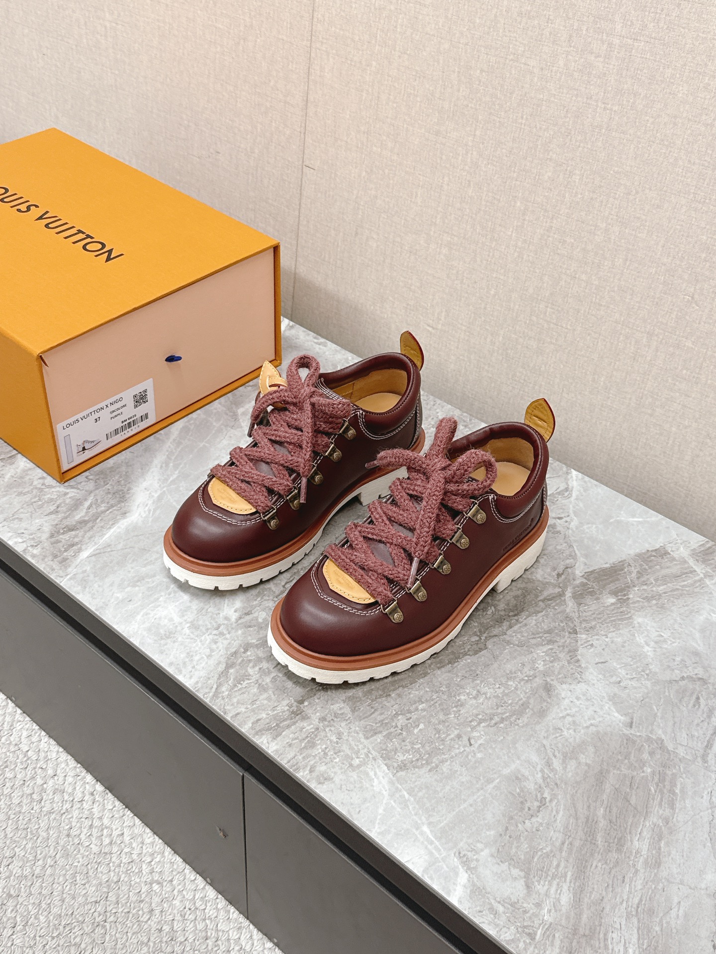 NO:351793,Louis vuiteeon Louis vuiteen latest couple lace-up thick sole loafers Derby shoes This sponge cake thick sole series is very exciting and fashionable this year. The absolute yyds calfskin LV Remix derby draws inspiration from classic hiking boots, reimagines its proportions, and creates a fashionable and avant-garde contour. The upper combines thick laces and hooks engraved with letter flowers. The details are taken from Louis Vuitton leather products, especially the natural leather rear label with letter canvas key bells and yellow stitching. The shoe uses a thick rubber outsole, upper calfskin, inner foot pad sheepskin, sole original open mold TPU rubber outsole heel height 5cm size Size35-45,,louis vuitton,louis vuitton,louis  vuitton,loafers,boots,cowhide,sheepskin19860909Louis vuiteeon 路易威登最新情侣款系带厚底乐福鞋 德比鞋 这款松糕厚底系列今年非常爆和时尚的引领绝对的yyds 小牛皮LV Remix derby从经典登山靴中汲取灵感,重新构想其比例,打造出时尚前卫的轮廓 鞋面结合了厚鞋带和刻有字母花的钩子,细节取自路易威登皮革制品,特别是字母帆布钥匙铃和黄色缝线的天然皮革后标签.这款鞋采用了厚实的橡胶外底 鞋面小牛皮 内里垫脚羊皮 鞋底原版开模TPU橡胶大底跟高5cm码数Size35-45,,louis vuitton,louis vuitton,louis vuitton,loafers,boots,cowhide,sheepskin,Men's shoes