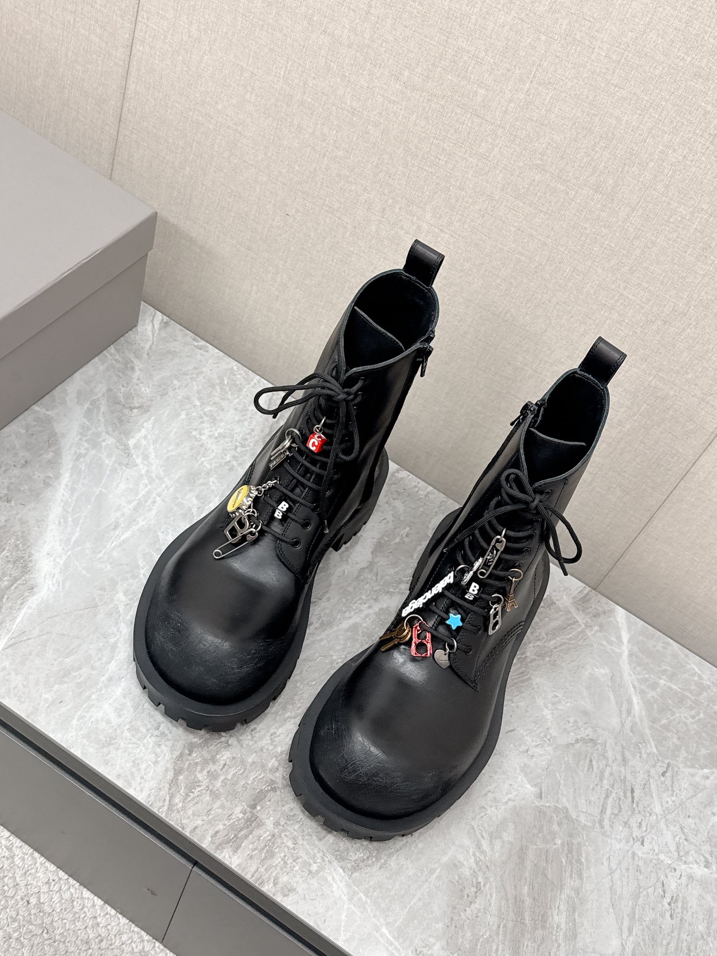 NO:349199,Women, men Balenciaga autumn and winter latest pendant couple big-head leather shoes, purchased genuine counter, perfect reproduction of details, Bajia has been leading the trend of big shoes and big boots to destroy the canvas upper strike military boots, becoming a must-have item for many trendy people's KOLs; steroid Mickey Derby, although torture instruments, they must be used to become a fashionable person's persistence, so everyone feels surprised when this pair comes out. It has characteristics. Accessories and pendants are super fashionable. The toe part uses leather to restore Mickey Derby's exaggerated big toe, which makes the shoes qualitatively improve the texture and wearable. It is precisely because of these characteristics that this pair of boots are destined to cause a wave of hot feet again. The upper top layer is oily wax cowhide and is used to make calfskin in the inner calfskin original private model TPU outsole heel height 5CM size 35-40  Male 39-46, balenciaga, balenciaga, burberry, boots, cowhide19860909女 男 巴黎世家Balenciaga秋冬最新挂件情侣款大头皮鞋 专柜正品购入 细节完美复刻 巴家就一直在引领大鞋大靴的风潮破坏帆布鞋面的strike军靴,成为不少潮人KOL“人脚一双”的必备单品；类固醇米奇德比,虽然刑具但必须上脚成为时尚人的执着所以在这双出来的时候大家感觉有惊喜 有特色 配饰挂件DIY超有时尚感 鞋头部分则借用皮质还原了米奇德比的夸张大翘头,使得这双鞋子在质感上有了质的提升,又兼具了实穿性,也正是因为这些特点,使得这双靴子注定又会在引起一波上脚热 鞋面头层油蜡牛皮做旧处理 内里小牛皮 原版私模TPU大底 后跟高度5CM码数35-40 男39-46,,balenciaga,balenciaga,burberry,boots,cowhide,Men's shoes