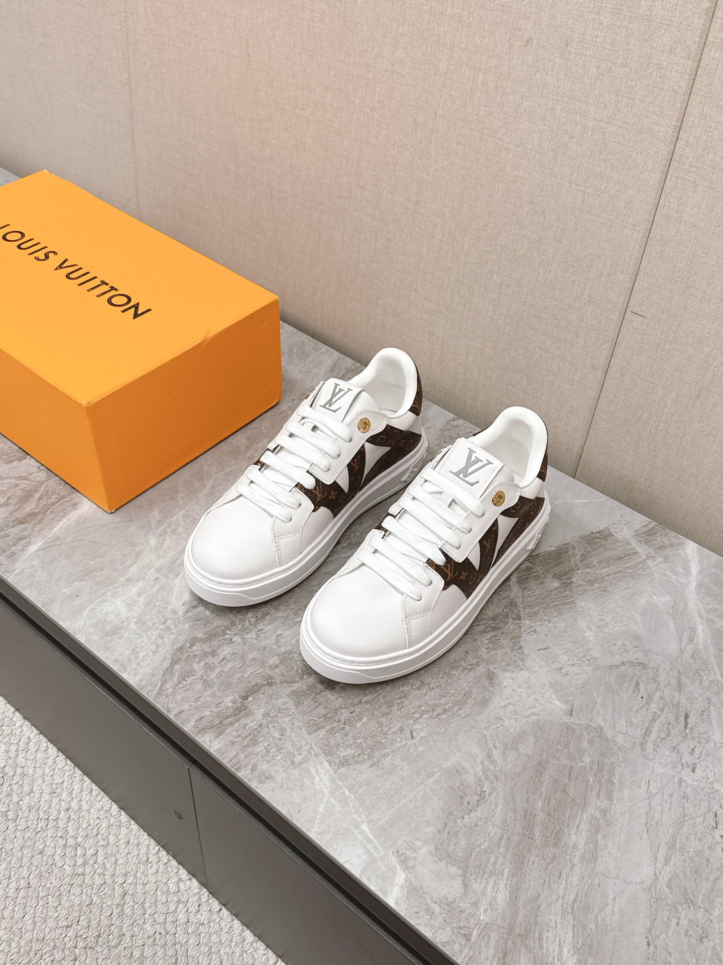 NO:354331,Louis Vuitton couple white shoes, many internet celebrity fashion bloggers plant grass, simple shoe shape grating design, brand LOGO embossing, hardware buckle, old-fashioned splicing, shoe tongue LV Circle, rubber patchwork, rich details, original custom silk cowhide, water dye cowhide, integrated molding process EVA footbed, original mold opening TPU sole, Size women 35-41,,louis vuitton,louis vuitton,louis vuitton,cowhide19860909Louis Vuitton路易威登情侣款小白鞋 超多网红时尚博主种草 简约的鞋型格板设计 品牌LOGO压花 五金扣 老花拼接 鞋舌的 LV Circle 橡胶贴饰丰富细节 鞋面原版定制丝绸牛皮内里水染牛皮 一体成型工艺EVA垫脚 原版开模TPU大底 Size女35-41,,louis vuitton,louis vuitton,louis vuitton,cowhide,Men's shoes