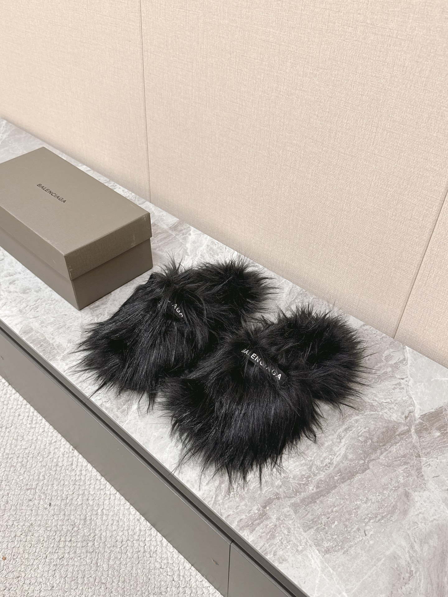 NO:511042,BALENCIAGA's latest fall and winter bow-wool drag fashion bloggers and European and American celebrities love each other. Winter must-haves. Fashion but not overly show off fake fox fur inside the upper. It is particularly fluffy and soft, skin-friendly and comfortable. Exquisite hand-sewing threading. The bow-jet embellishment is full of high-end feeling. Original rubber anti-slip wear-resistant foundation Size35-40,,balenciaga,balenciaga19860909BALENCIAGA巴黎世家秋冬最新款蝴蝶结毛毛拖 时装博主与欧美明星大爱款 冬季必备款 时尚却不过分张扬鞋面内里假狐狸毛 特别的蓬松柔软、亲肤脚感特别舒服 精致的手工缝纫走线 蝴蝶结钻点缀高级感满满 原版橡胶防滑耐磨底 Size35-40,,balenciaga,balenciaga,Men's shoes