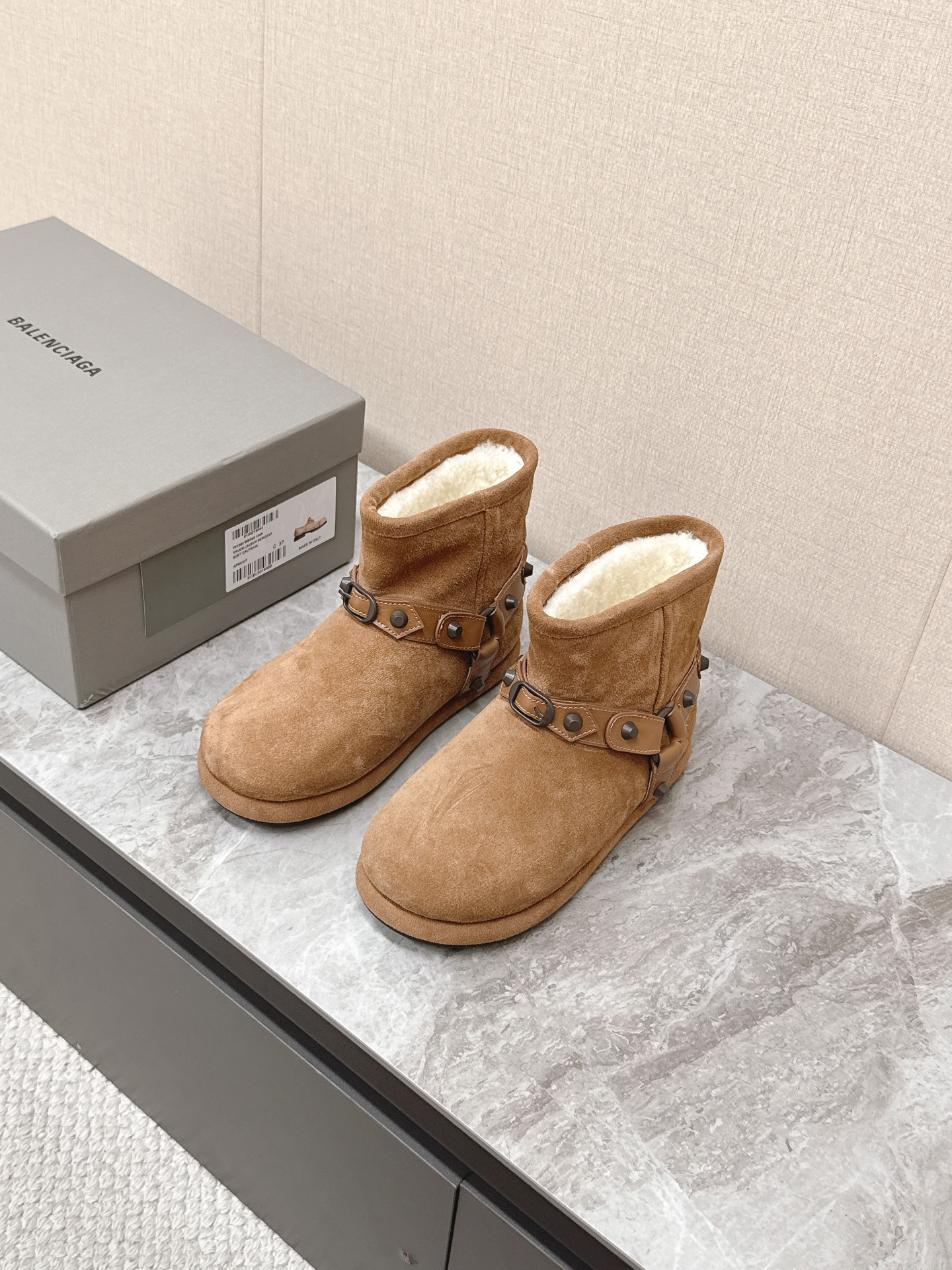 NO:541885,BALENCIAGA's latest autumn and winter ski series Snow boots Many celebrities plant grasses, perfect reproduction of details The designer launches exploring the concept of originality and appropriation in the fashion industry, paying tribute to inheritance and classics with a new series, breaking the conventional design with the iconic Balenciaga abstract, collides with a humorous and harmonious new creativity, and making the original one-to-one method. All fabrics are customized. Gao Mercury, real wool inside, original exclusive mold-opening anti-slip bottom Size35-40 (40 custom-made, no return or exchange),, balenciaga, balenciaga, boots19860909BALENCIAGA巴黎世家秋冬最新款滑雪系列 雪地靴  超多明星网红种草 细节完美复刻 设计师推出探索时尚界对于原创与挪用的概念、以全新系列致敬传承与经典,以标志性Balenciaga抽象打破常规设计 碰撞出诙谐又和谐的新创意、了原版一比一做法 面料全部定制 高丝光 内里真羊毛 原版独家开模防滑大底 Size35-40（40订做不退换）,,balenciaga,balenciaga,boots,Men's shoes