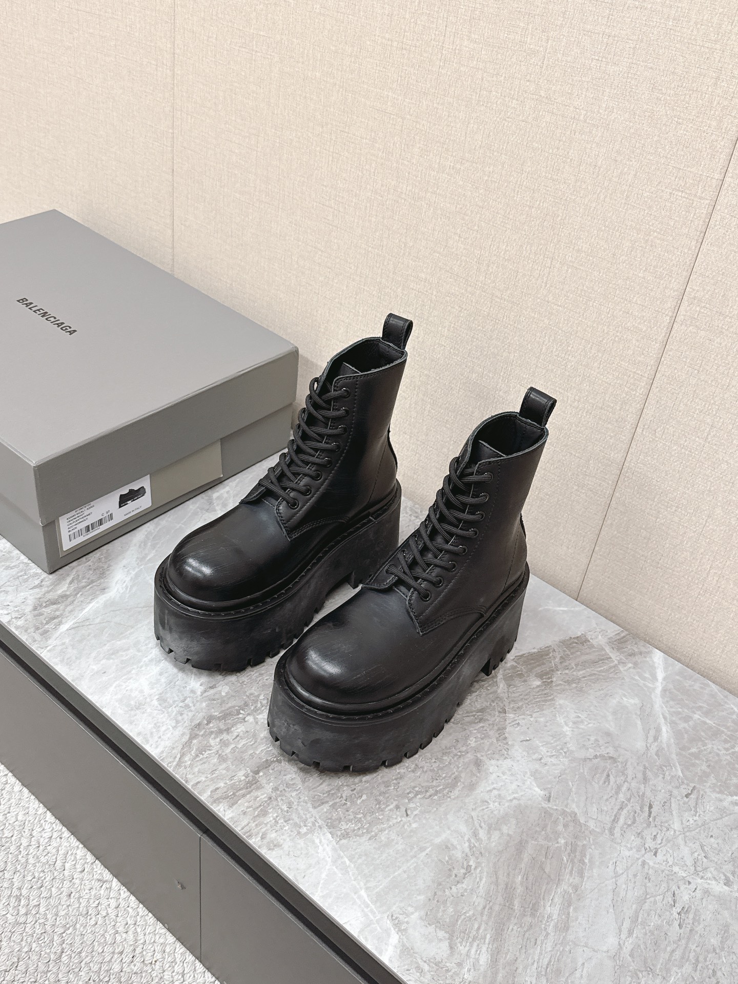 NO:541888,BALENCIAGA's latest STRIKE women's thick-soled leather shoes. There are so many short boots. Celebrity fashion bloggers plant grass. Retro crafts atomization and aging effect. The heel is embossed with BB logo. The upper is polished with an old texture. The texture is high-quality. The luster is restrained but luxurious. The foot feels more comfortable and stylish. Whether it is matched with slim jeans to show the coolness of the street or a unique skirt that collides with a unique skirt. It can easily hold it. Wear it, you are the most eye-catching existence on the street. Perfect interpretation of fashion attitude. The height of the sole is 8CM. The original custom tree cream cowhide. The inner silk cowli Size35-40,,balenciaga,balenciaga,boots,skirts,jeans,cowhide19860909BALENCIAGA巴黎世家最新款STRIKE女士厚底皮鞋 短靴超多明星时尚博主种草 复古工艺雾化做旧效果 鞋跟后饰以BB标识压纹 鞋面做旧抛光处理 质感上乘 光泽内敛却又奢华尽显 脚感更是舒适与格调并存 无论是搭配修身牛仔裤展现街头酷感 还是与个性裙装碰撞出别样火花 它都能轻松hold住 穿上它,你就是街头最吸睛的存在 将时尚态度完美诠释 大底高度8CM妥妥的增高神器 原版定制树膏牛皮 内里丝绸牛里 Size35-40,,balenciaga,balenciaga,boots,skirts,jeans,cowhide,Men's shoes