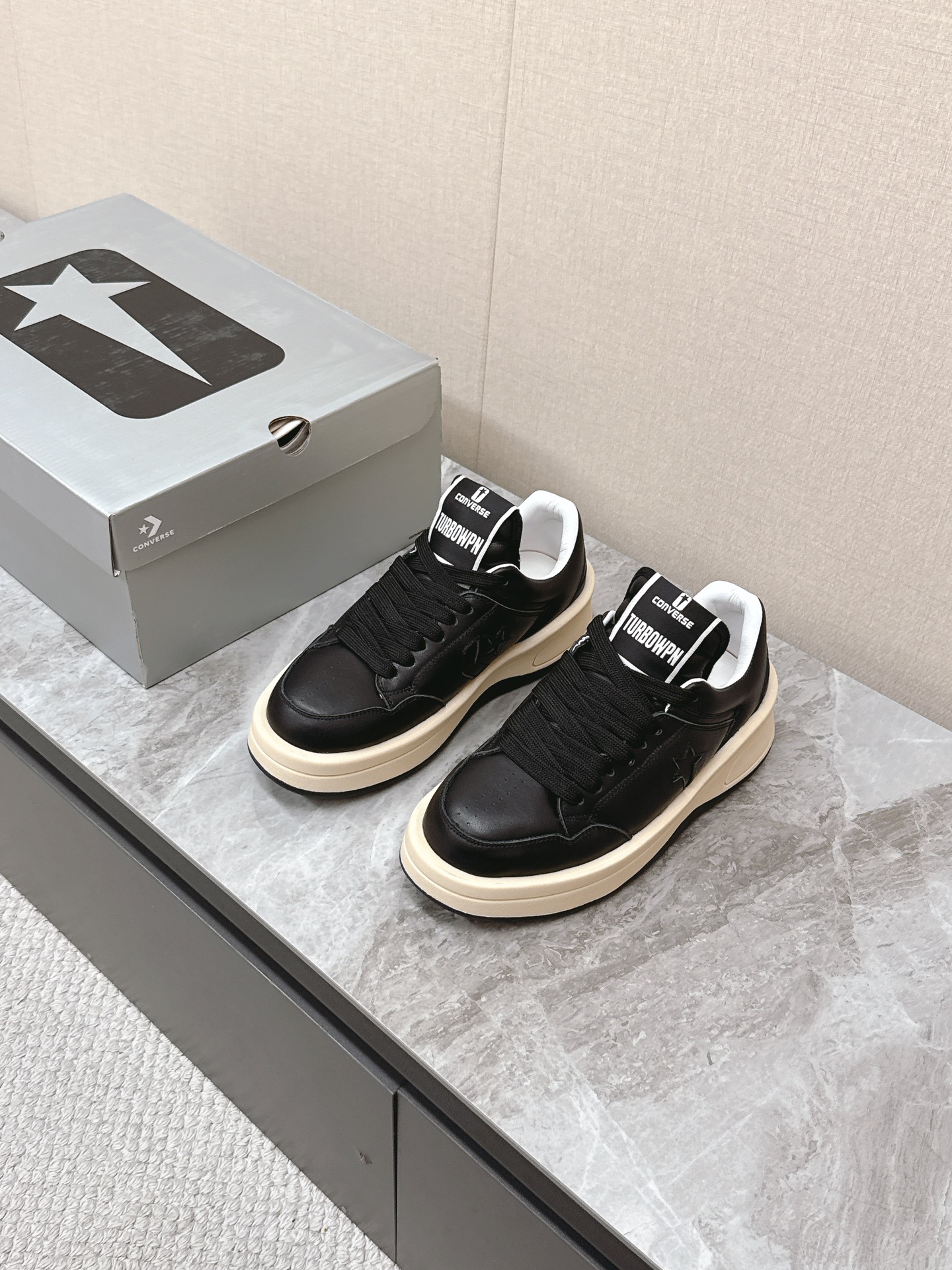 NO:555327,Rick Owens x Converse co-branded sneakers are planted by many celebrities and fashion bloggers. The two brand elements are combined to create new sparks. Every detail highlights the brand DNA. Reshape the silhouette of Jingwei basketball shoes through three-dimensional inflatable uppers. The exaggerated proportions of the iconic extended tongue and inflated midsole. The legendary style of bWeapon and the dark texture of RO are intertwined and symbiotic. The thick sole design is a proper height-increasing artifact. The upper is made of pebbled cowhide.  Original molded outsole, size 35-40 for women, 39-44 for men,,converse,converse,versace,sneakers,cowhide19860909Rick Owens 欧文斯 x Converse匡威联名款运动鞋超多明星时尚博主种草 两个品牌元素相结合 碰撞出新的火花 每一处细节无不彰显品牌DNA基因 通过立体充气鞋面重塑经威篮球鞋轮廓 标志性加长鞋舌膨胀中底的夸张比例bWeapon的传奇风范与RO的暗黑质感交织共生 厚底设计妥妥的增高神器 鞋面采用荔枝纹牛皮 原版开模大底 码数女35-40 男39-44,,converse,converse,versace,sneakers,cowhide,Men's shoes