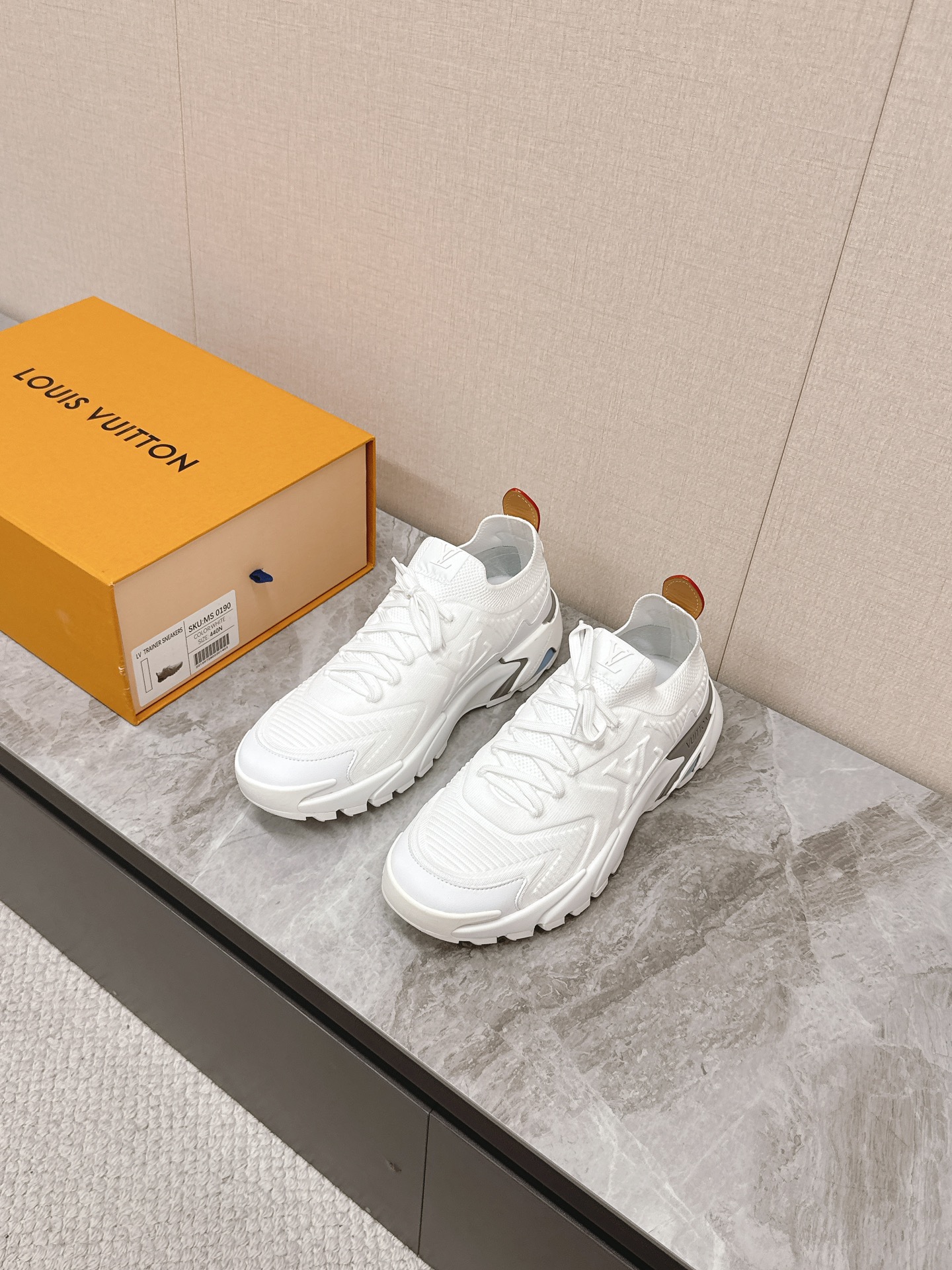 NO:555903,Louis Vuitton Louis Vuitton's latest sports shoes and casual shoes. Many celebrity fashion bloggers have planted grass. LV sports shoes are renovated with modern brushstrokes. Three-dimensional air-pressure fly woven material makes the feet feel super comfortable. The glue process depicts the pattern with a retro and fashionable feel. Thick and light rubber combination outsole achieves a comfortable experience. Unique design. The highly recognizable logo embellishment all highlights the brand's tone. Original private model combination outsole Size 39-46 (45  46 Customization is non-refundable),,louis vuitton,louis vuitton,louis vuitton,sneakers19860909Louis Vuitton 路易威登最新款 运动鞋 休闲鞋 超多明星时尚博主种草 LV运动鞋以摩登笔触焕新设计 立体空压飞织材料 脚感超级舒服 滴胶工艺描绘出图案复古又有时尚感 厚实而轻盈的橡胶组合外底实现舒适体验 独特的设计 极具辨识度的logo点缀无不彰显品牌调性 原版私模组合大底Size39-46（45 46定制不退换）,,louis vuitton,louis vuitton,louis vuitton,sneakers,Men's shoes