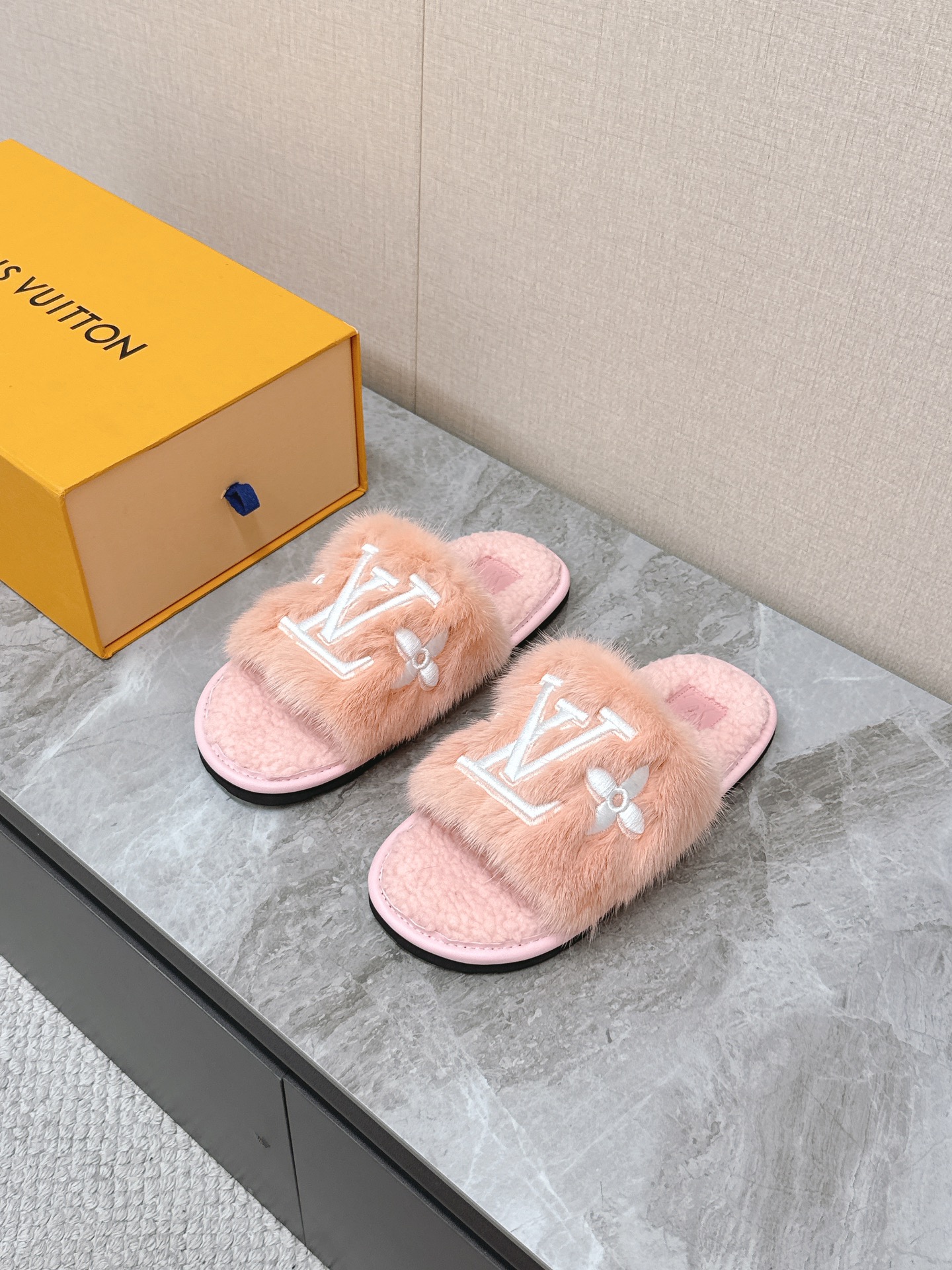 NO:574490,Louis Vuitton’s latest furry slippers for fall and winter~ This pair of furry slippers is also very good-looking!  The leather ones are very high-end!  !  !Paired with denim shorts in autumn and winter, it’s perfect!  Put it on and you will instantly have your ideal height!  A favorite style, with fashion elements, the appearance of the upper is full of nobility. Wearing it can always show the fashionable charm of women. It is fashionable but not too showy. The upper is made of mink fur, which is full of high-end feeling. The upper is imported mink fur and the outsole is original molded and non-slip outsole. Size 35-40, louis vuitton, louis vuitton, slippers, shorts19860909路易威登lv秋冬最新款毛毛拖鞋～ 这双毛拖也是好好看！皮质的就是非常高级呀！！!搭配秋冬的牛仔短裤 简直就是完美呀！穿上立马拥有理想的身高有没有！ 大爱款,有时尚元素,鞋面外表 贵气感十足 穿上它总能展现女性时尚韵味 时尚却不过分张扬,鞋面水貂毛 满满的高级感 鞋面进口水貂毛 大底原版开模防滑大底 码数35-40,,louis vuitton,louis vuitton,slippers,shorts,Men's shoes