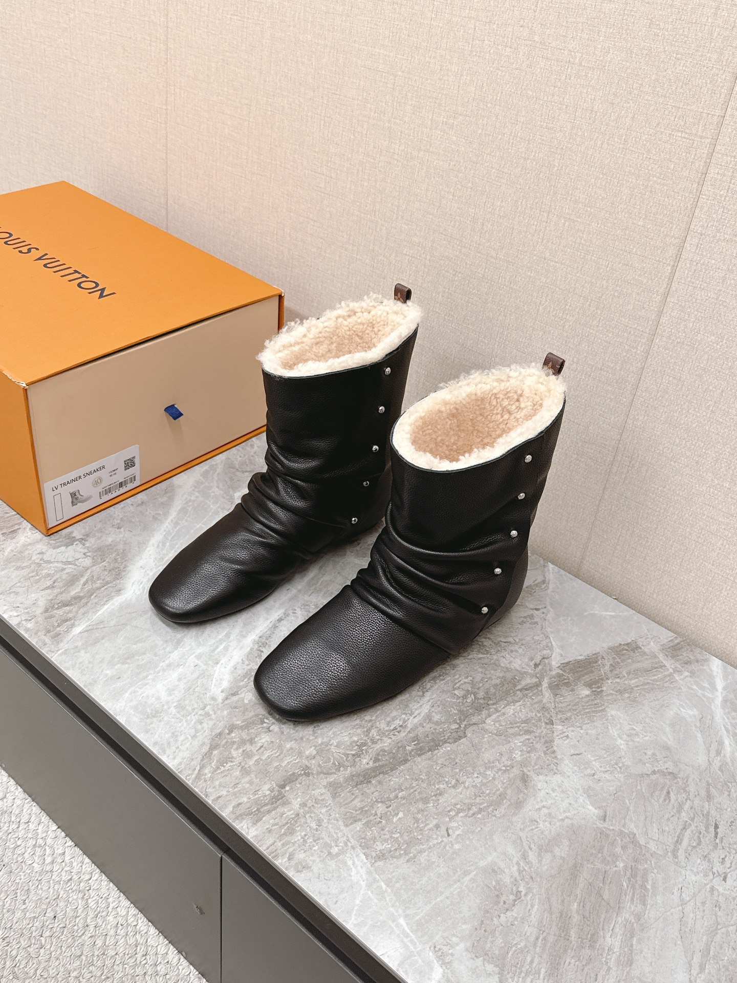 NO:574983,Louis Vuitton's latest autumn and winter catwalk style, pile boots. Many star fashion bloggers have cultivated them. The single product with the highest appearance rate in LV shows. The most popular body partition design at the moment. Combined with the hottest leather materials to create a neutral casual style. Full of cool yet casual. The overall sense of pile. Very fashionable and high-end. Can be matched with various styles of clothes. Imported calfskin upper, real wool lining, super warm.  Italian leather outsole Size 35-41 (40 41 custom-made, non-returnable), louis vuitton, louis vuitton, louis vuitton, boots, cowhide, Leather soles19860909路易威登Louis Vuitton秋冬最新走秀款 堆堆靴  超多明星时尚博主种草 lv秀场出镜率最高的单品 当下最流行的型体隔板设计 结合时下最火的皮料 打造中性休闲风格 酷感十足又不失随性 整体的堆堆感 极具时尚高级感 可搭配各种风格衣服 鞋面进口小牛皮 内里真羊毛 超级暖和 意大利真皮大底Size35-41（40 41订做不退换）,,louis vuitton,louis vuitton,louis vuitton,boots,cowhide,Leather soles,Men's shoes